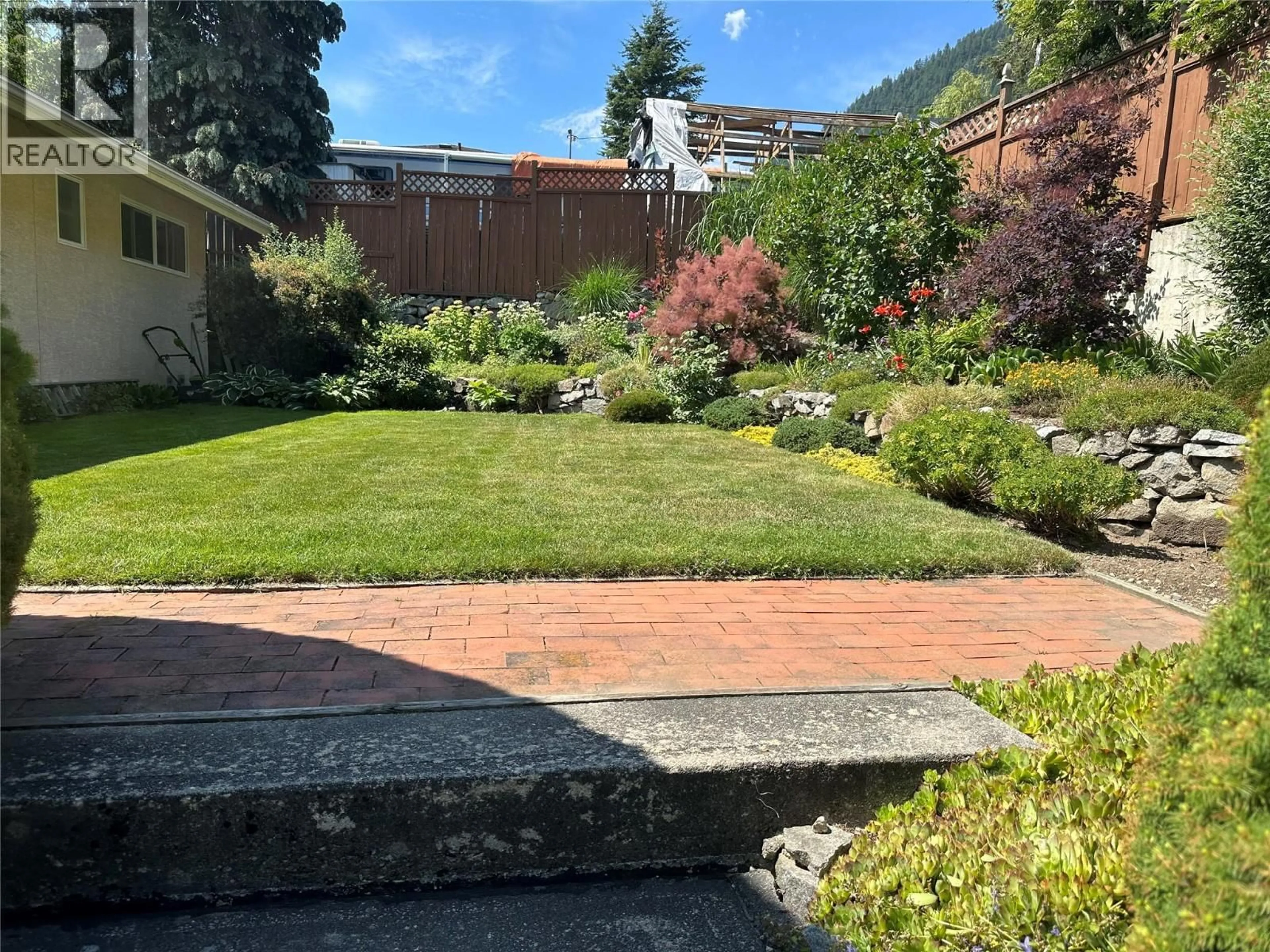 A pic from outside/outdoor area/front of a property/back of a property/a pic from drone, street for 649 JOHNSTONE ROAD, Nelson British Columbia V1L6H8