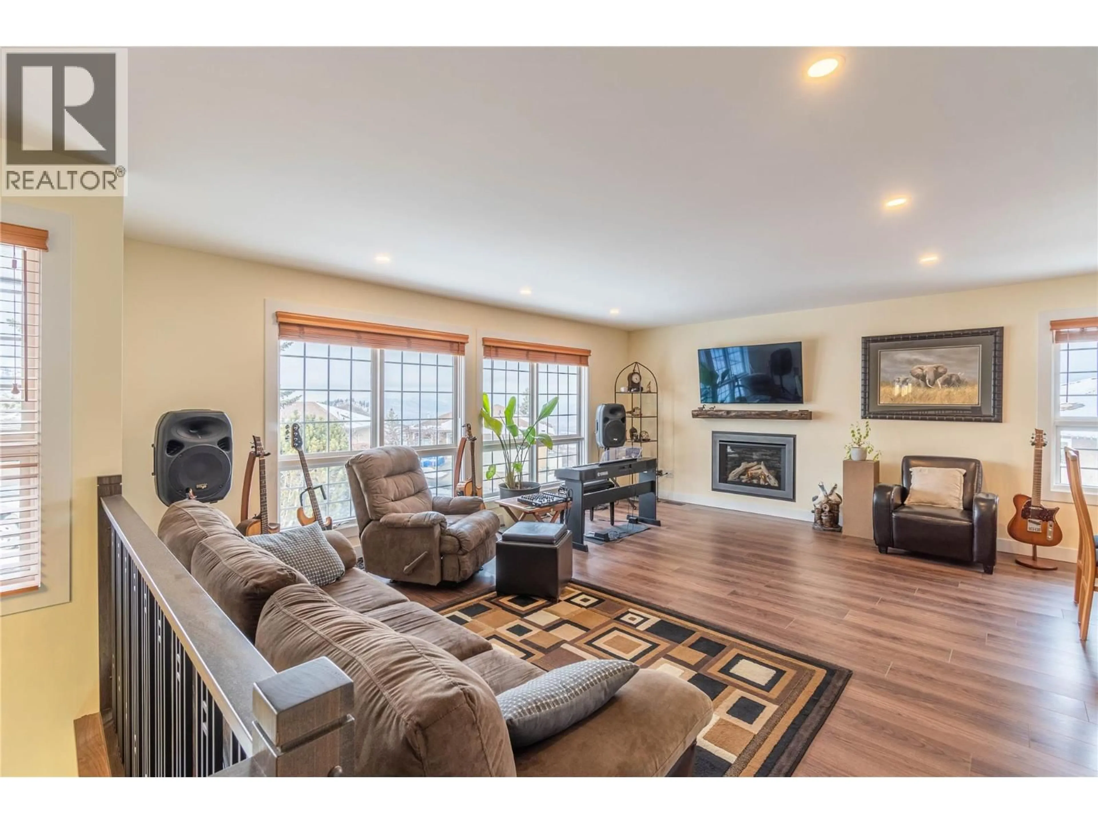 Living room with furniture, wood/laminate floor for 13 - 2020 VAN HORNE DRIVE, Kamloops British Columbia V1S1G3
