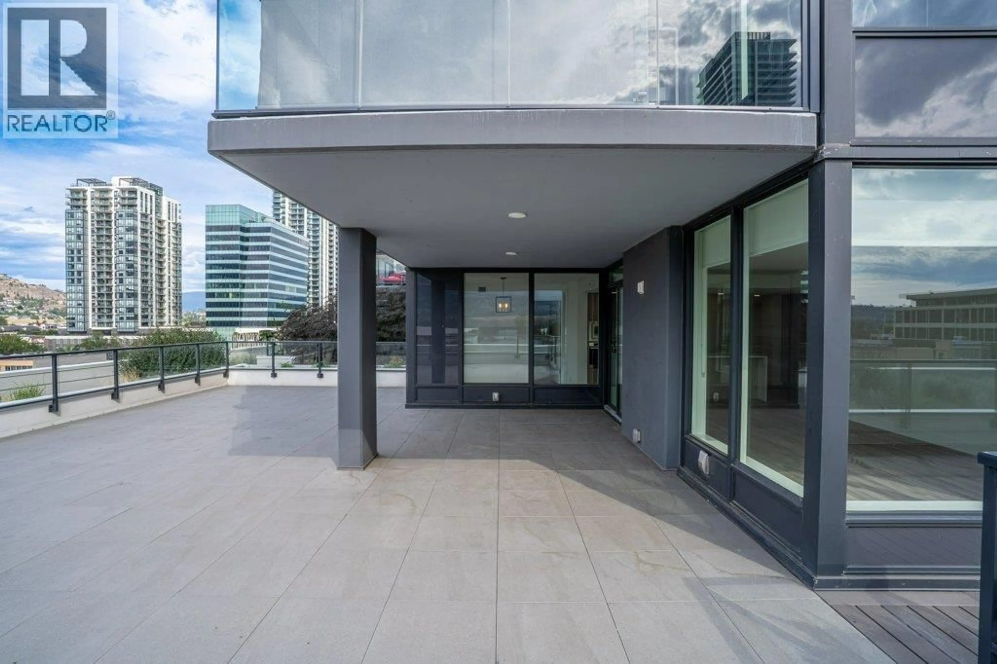 Indoor foyer for 609 - 1588 ELLIS STREET, Kelowna British Columbia V1Y0H1