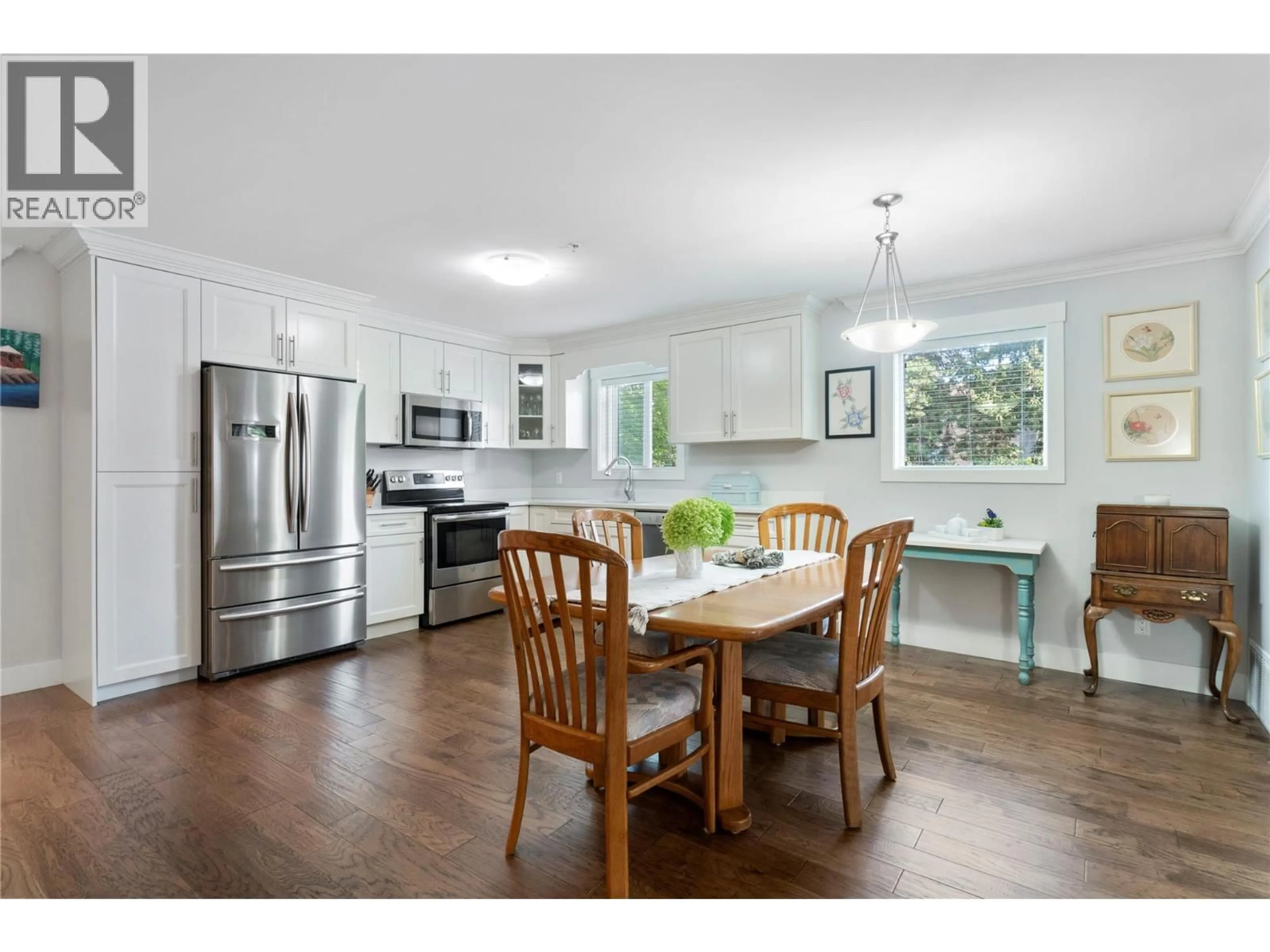 Open concept kitchen, wood/laminate floor for 202 - 330 4TH AVENUE SOUTHEAST, Salmon Arm British Columbia V1E0E2
