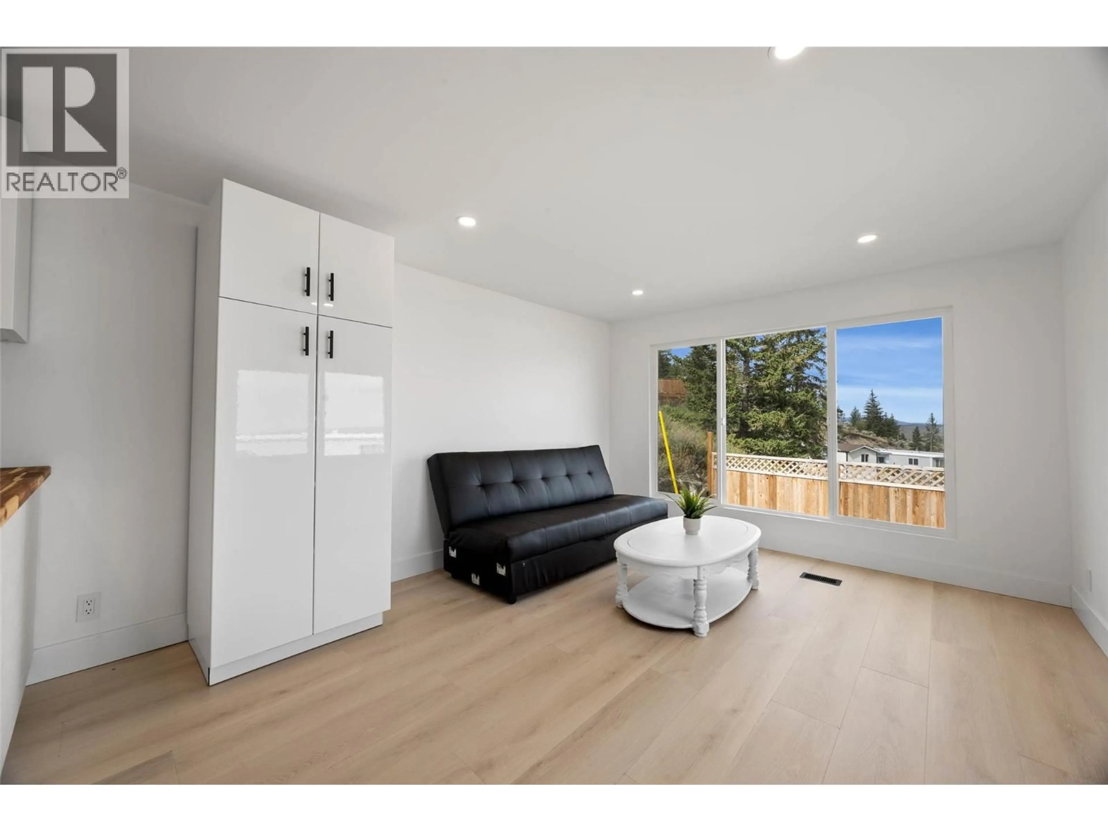 Living room with furniture, wood/laminate floor for 20 - 1680 LAC LE JEUNE ROAD, Kamloops British Columbia V1S1Z1