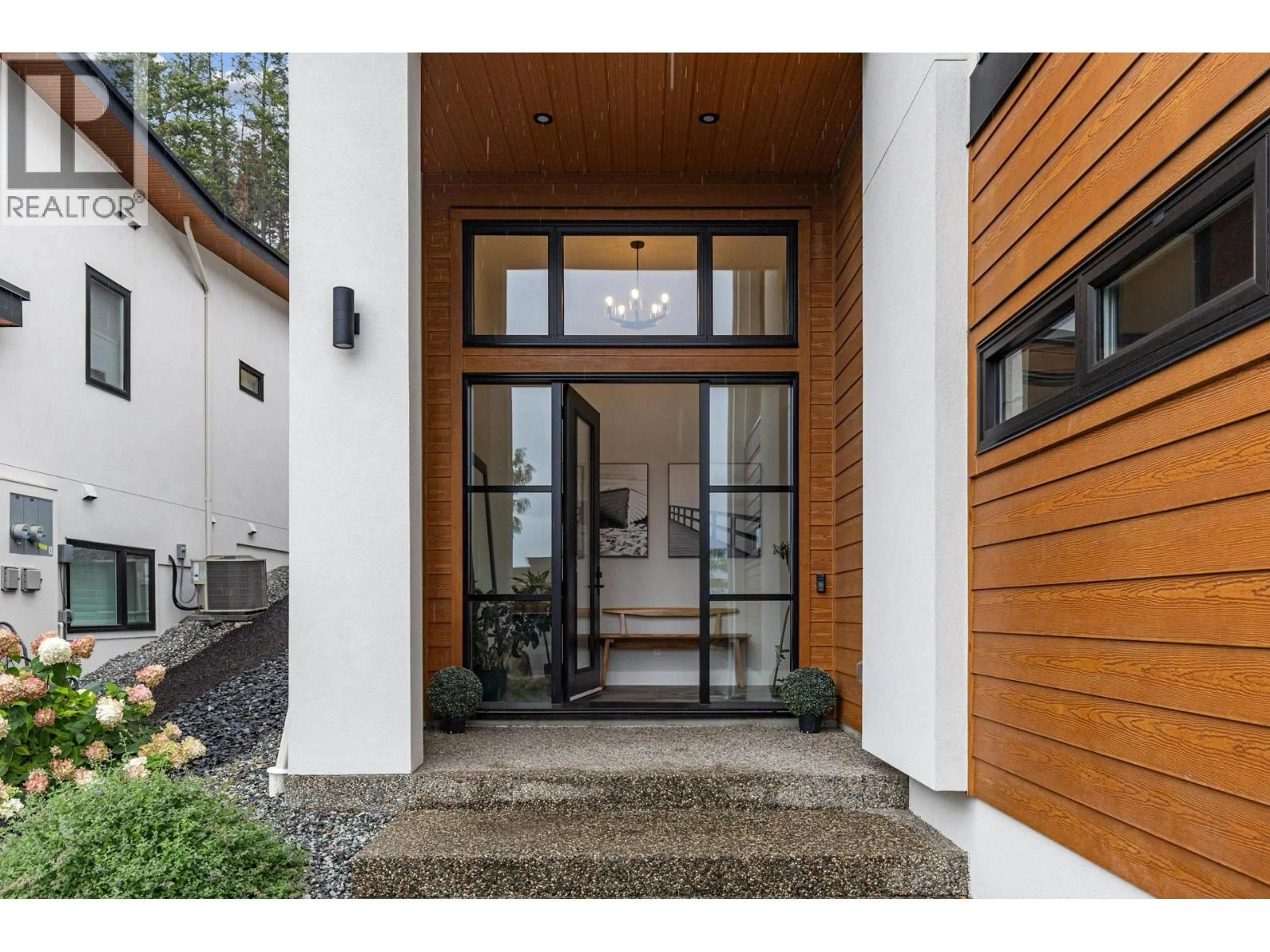 Indoor entryway for 15 - 10100 TYNDALL ROAD, Lake Country British Columbia V4V0A9