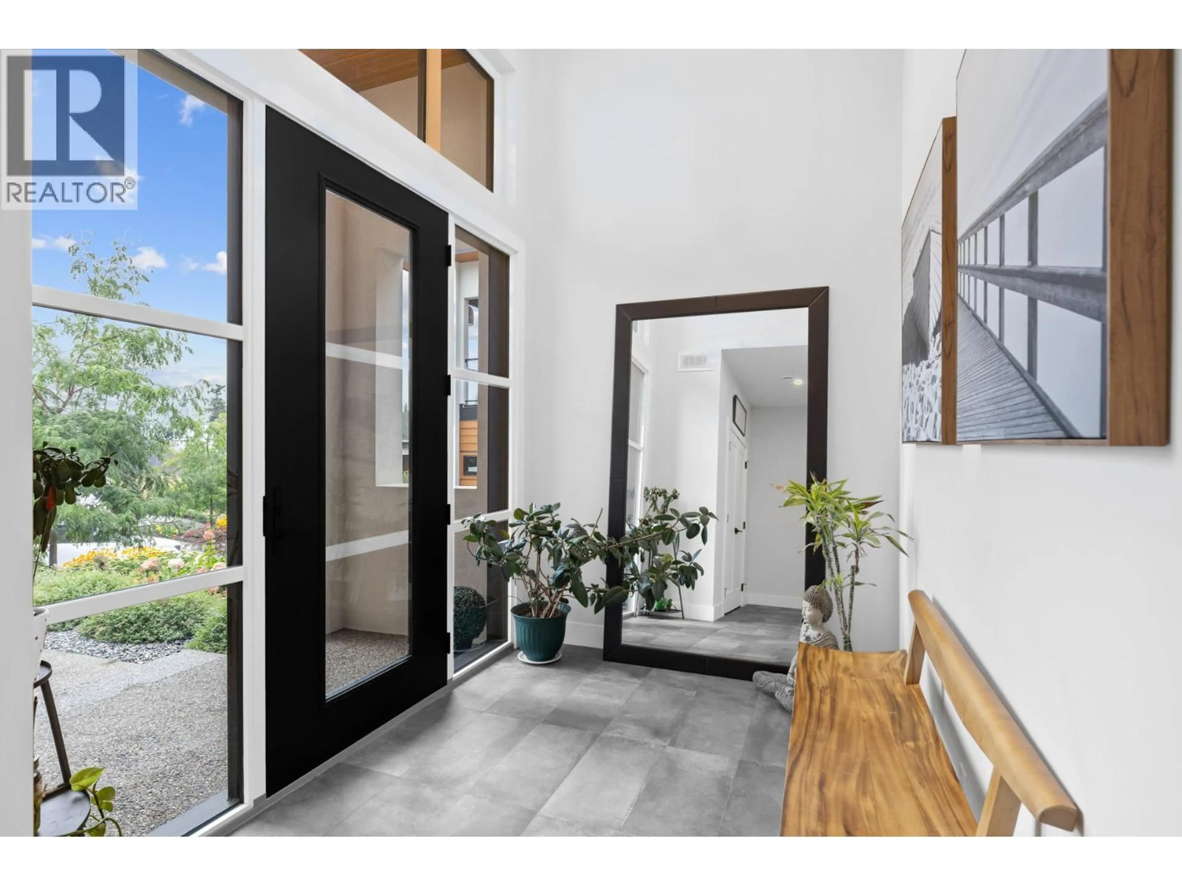 Indoor entryway for 15 - 10100 TYNDALL ROAD, Lake Country British Columbia V4V0A9