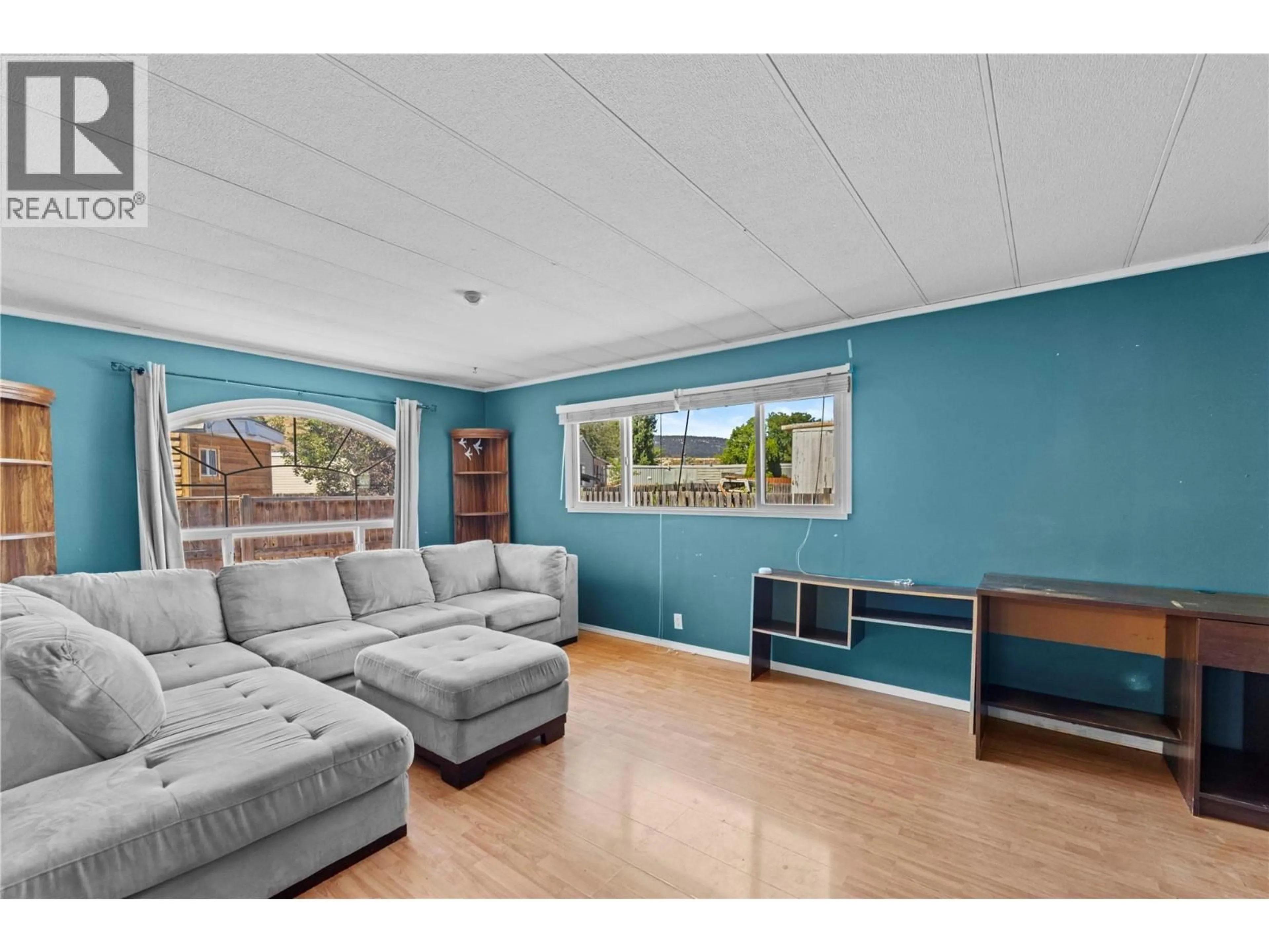 Living room with furniture, wood/laminate floor for 23 - 1098 HOUSTON STREET, Merritt British Columbia V1K1C3