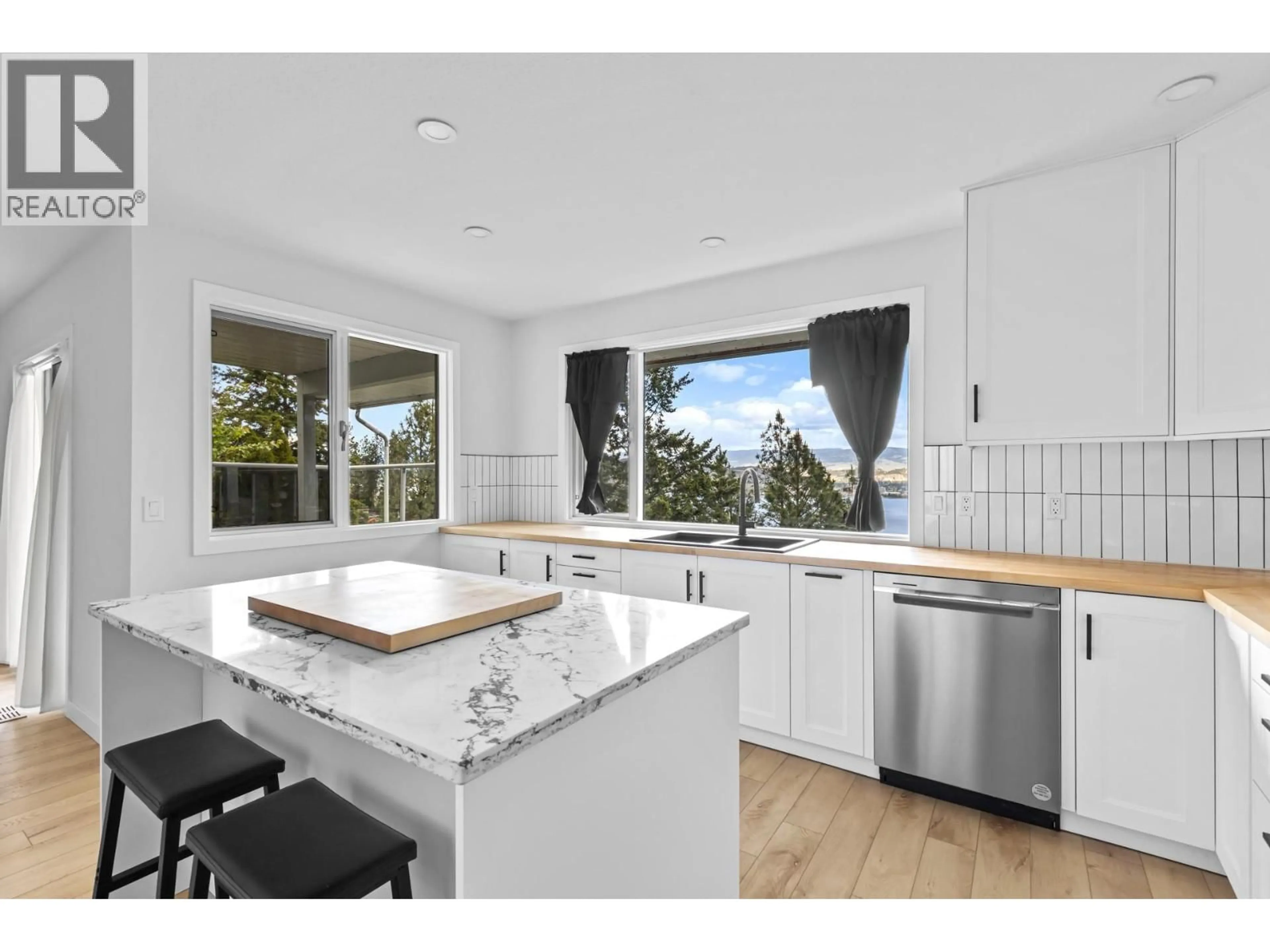 Open concept kitchen, ceramic/tile floor for 1515 SCOTT CRESCENT, West Kelowna British Columbia V1Z2X6