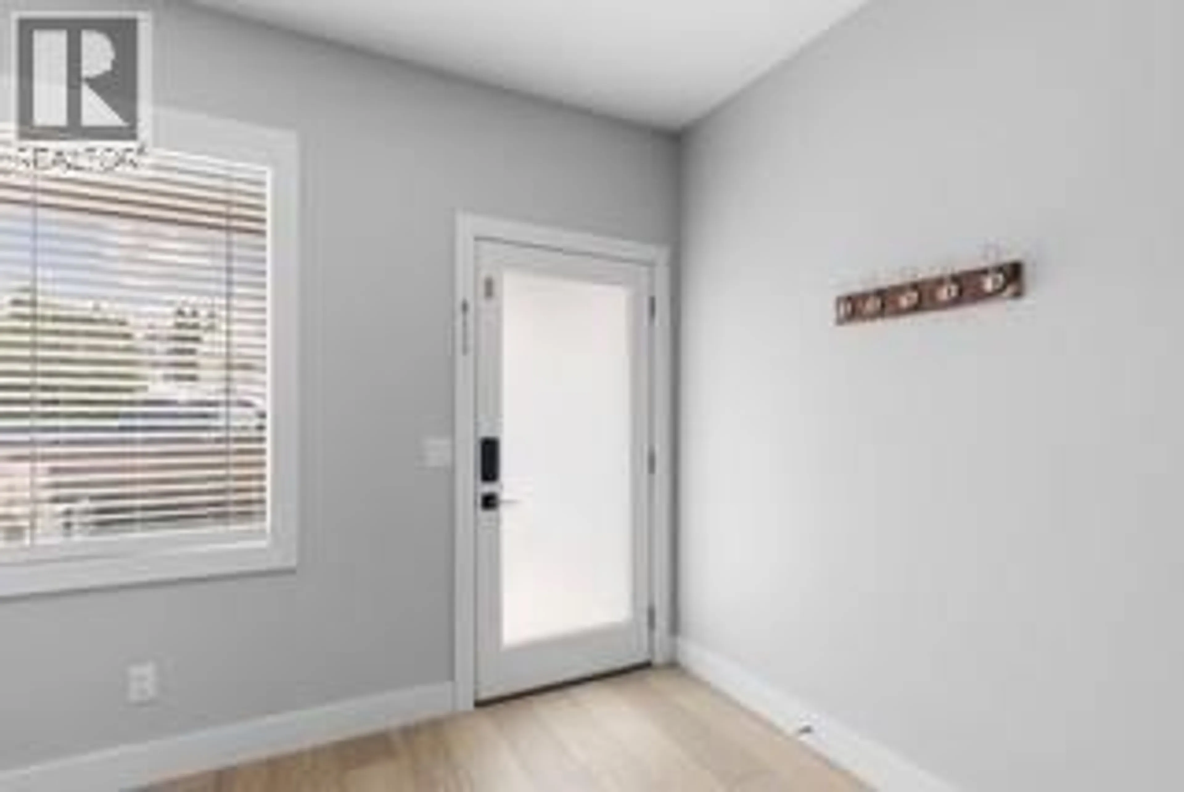 Indoor entryway for 728 COOPLAND CRESCENT, Kelowna British Columbia v1Y2V1