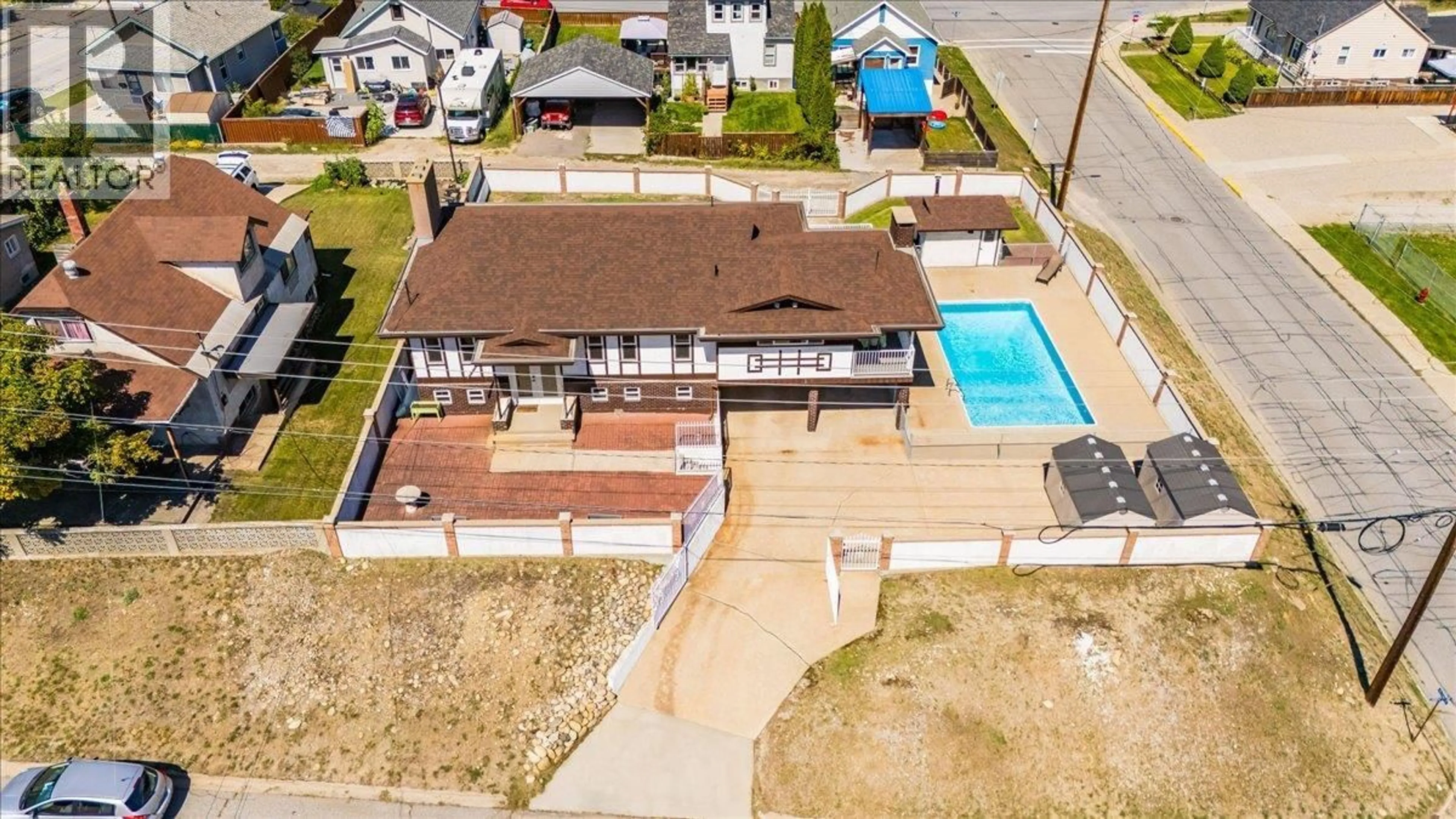A pic from outside/outdoor area/front of a property/back of a property/a pic from drone, unknown for 1957 FOURTH AVENUE, Trail British Columbia V1R1T3