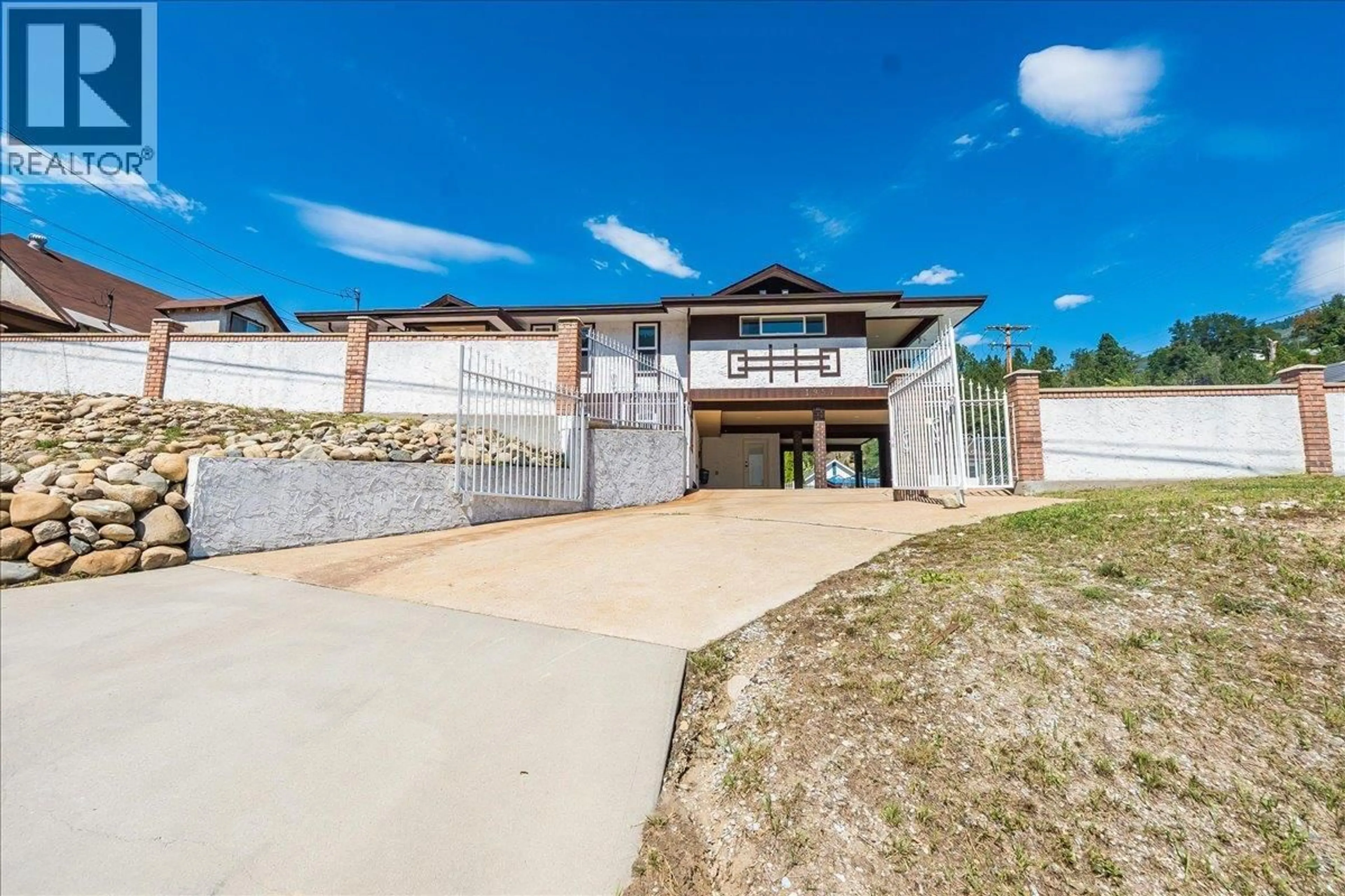 A pic from outside/outdoor area/front of a property/back of a property/a pic from drone, unknown for 1957 FOURTH AVENUE, Trail British Columbia V1R1T3