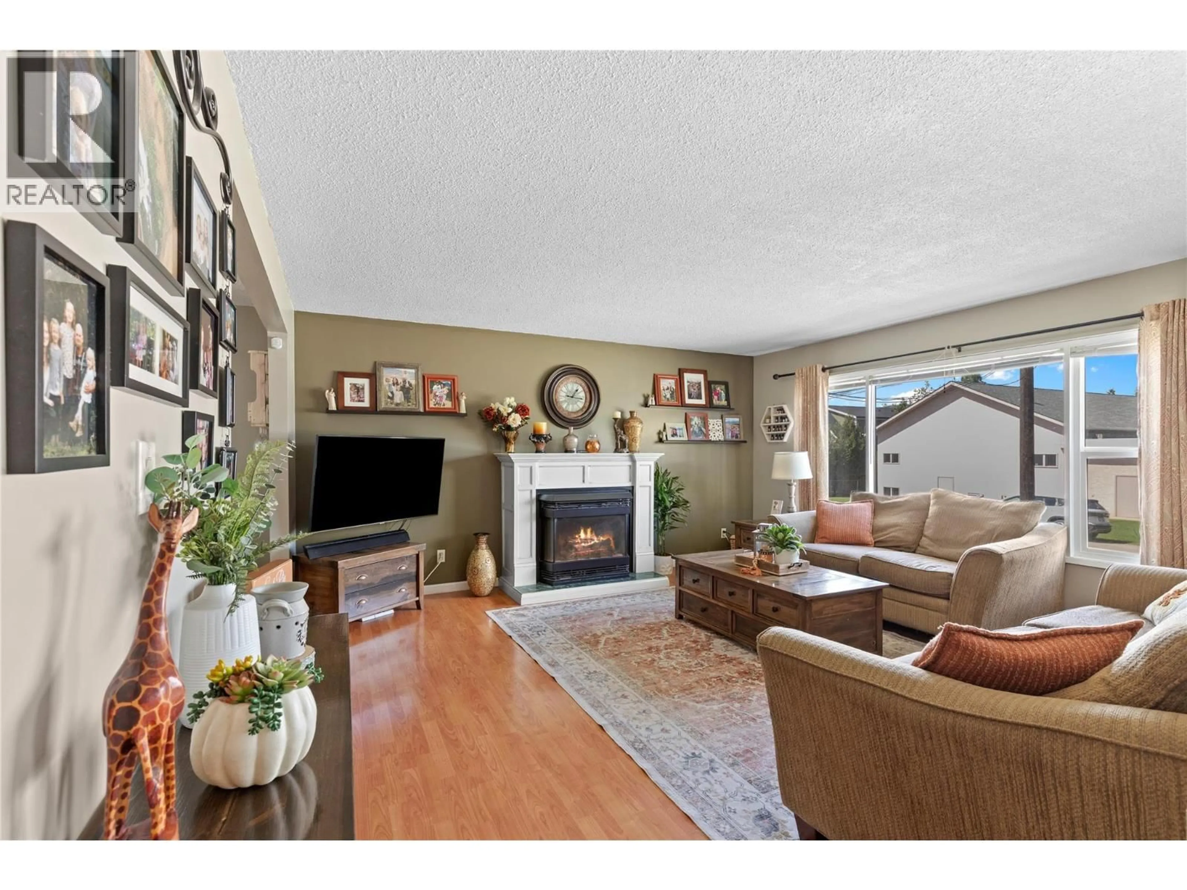 Living room with furniture, wood/laminate floor for 3735 PATTEN CRESCENT, Armstrong British Columbia V4Y0H9