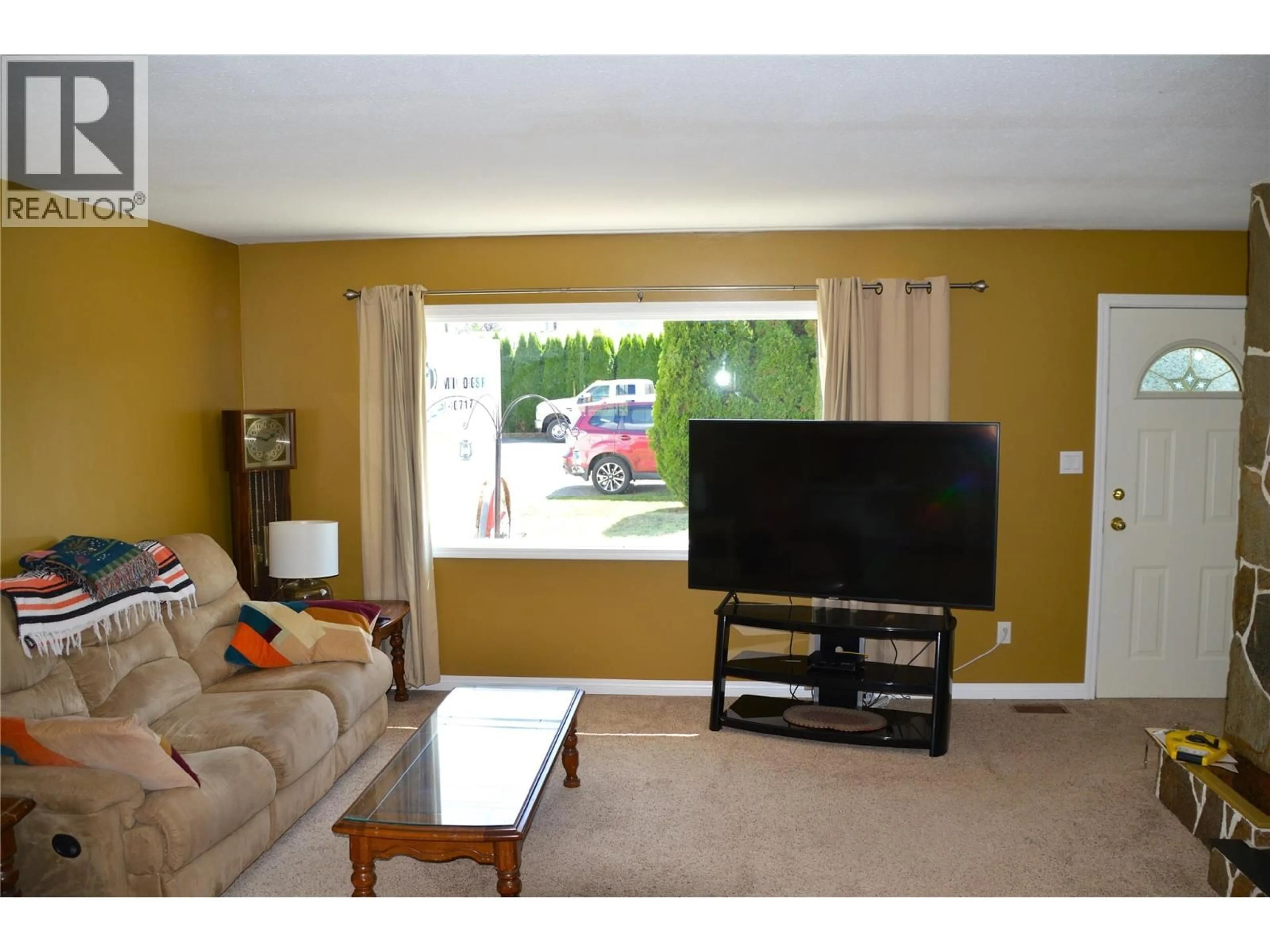 Living room with furniture, unknown for 1962 PARKCREST AVENUE, Kamloops British Columbia V2B4X4