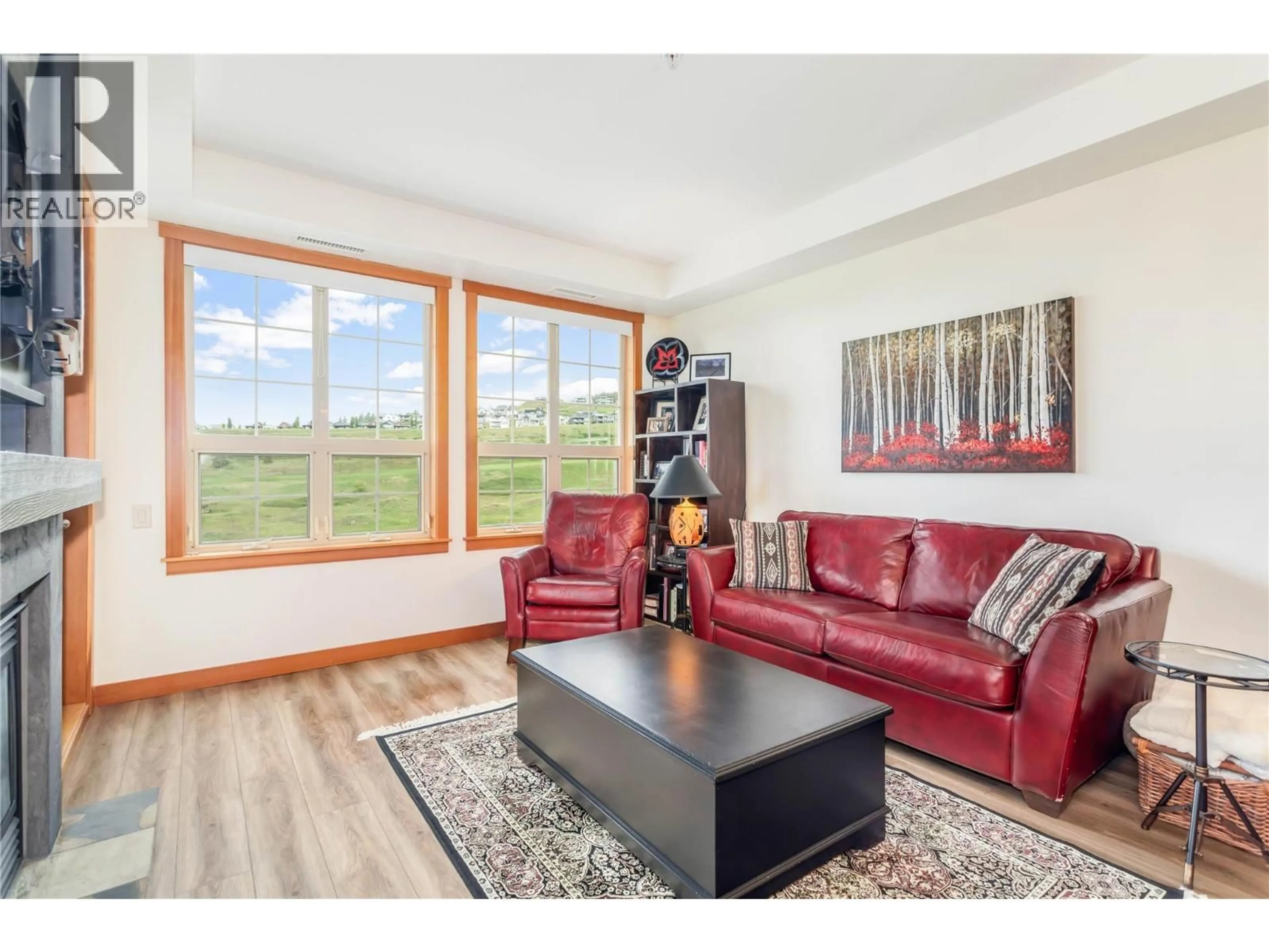 Living room with furniture, wood/laminate floor for 323 - 105 VILLAGE CENTRE COURT, Vernon British Columbia V1H1T2