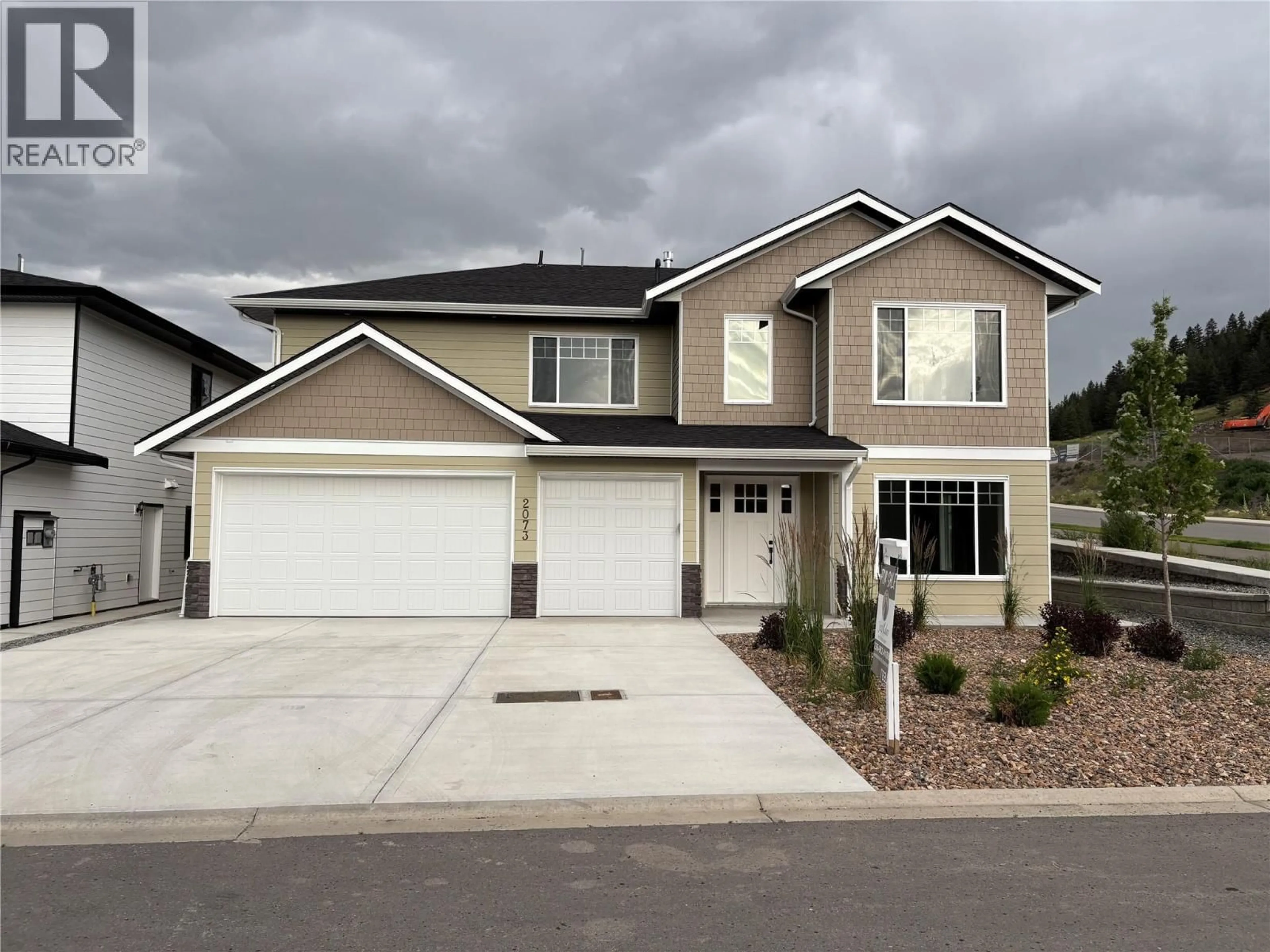 Home with vinyl exterior material, street for 2073 LINFIELD DRIVE, Kamloops British Columbia V1S0G3