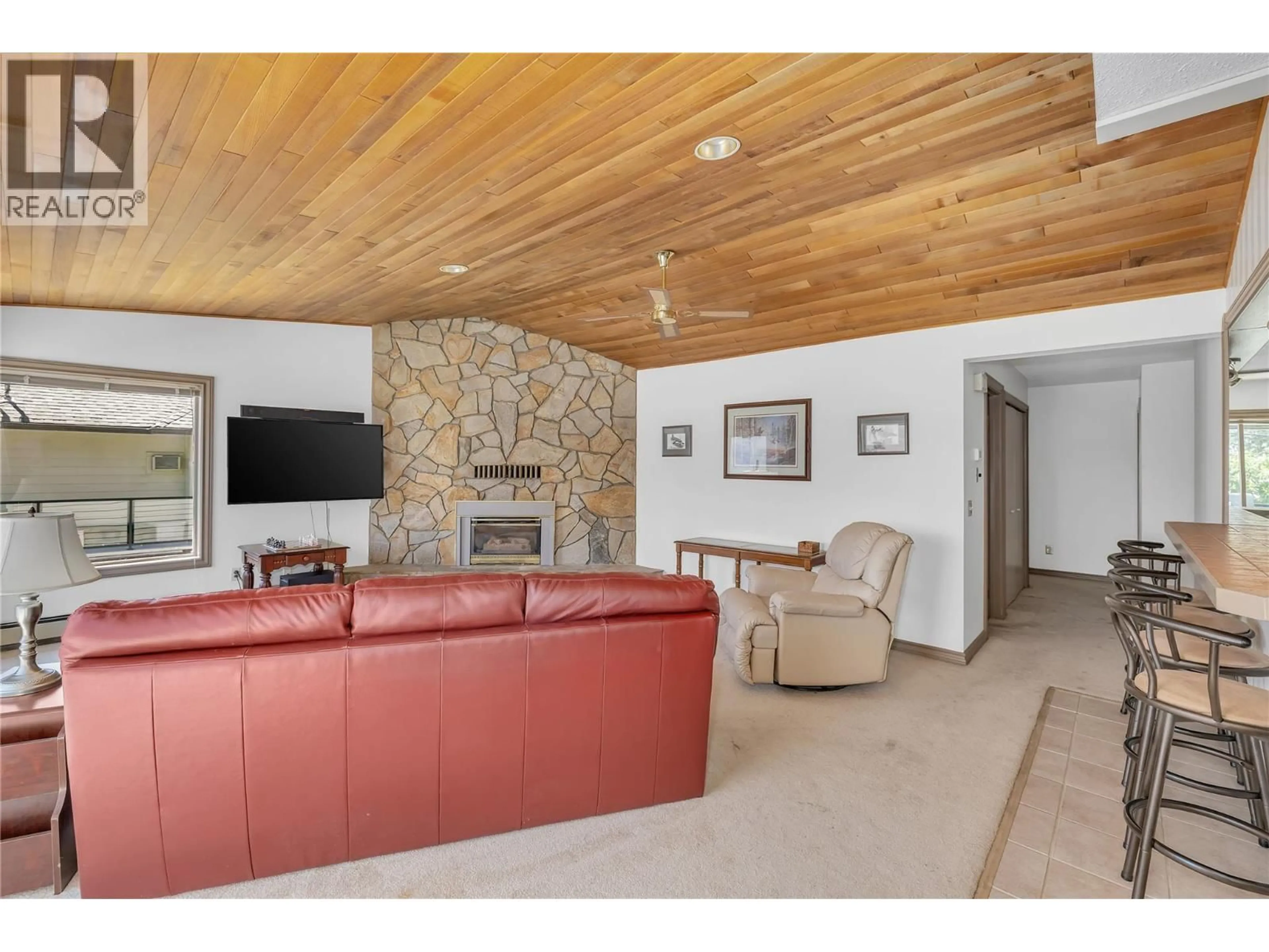 Living room with furniture, unknown for 209 - 4340B BEACH AVENUE, Peachland British Columbia V0H1X0