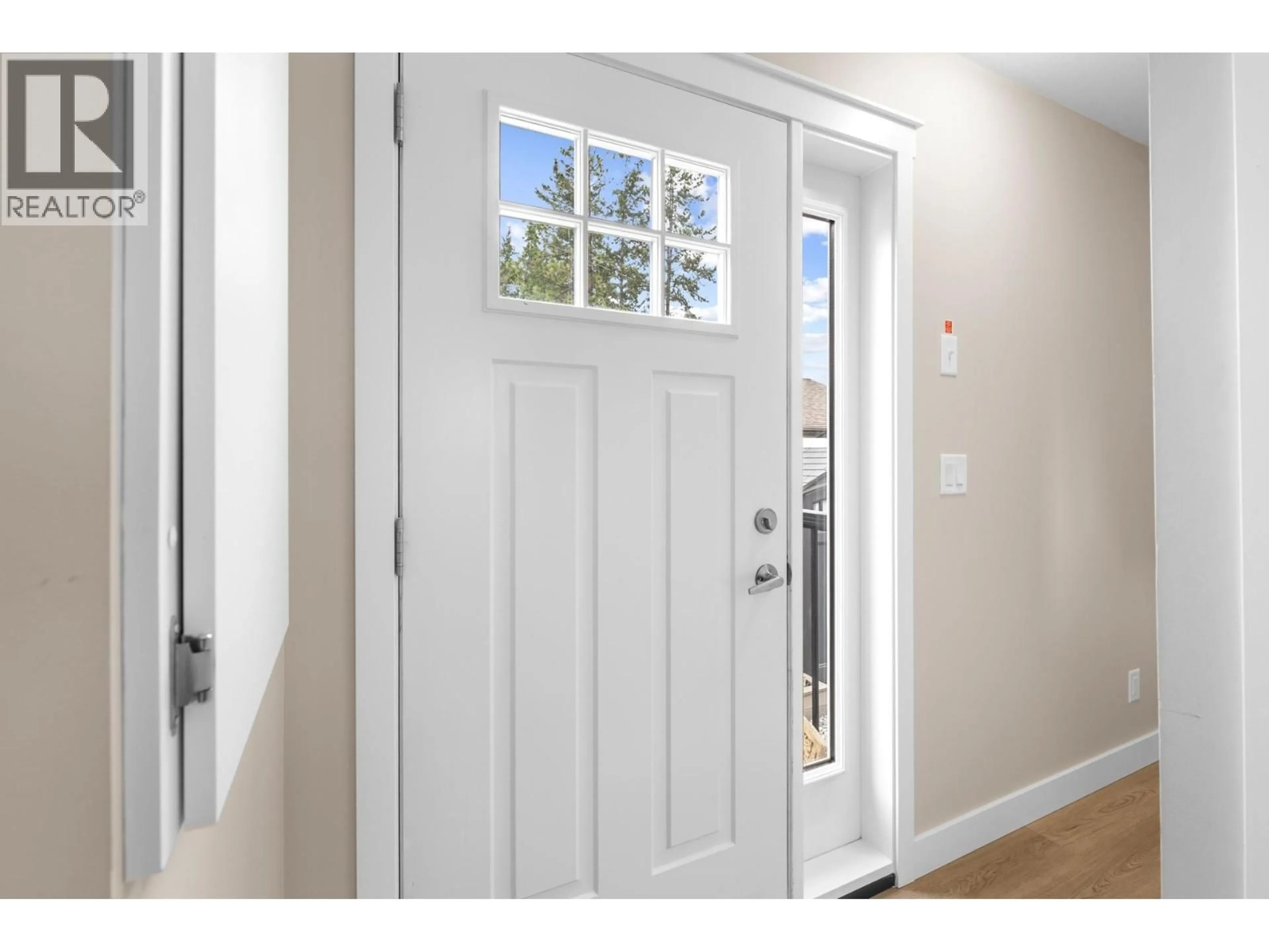 Indoor entryway for 101 - 4075 MCCLAIN ROAD, Kelowna British Columbia V1W4R4