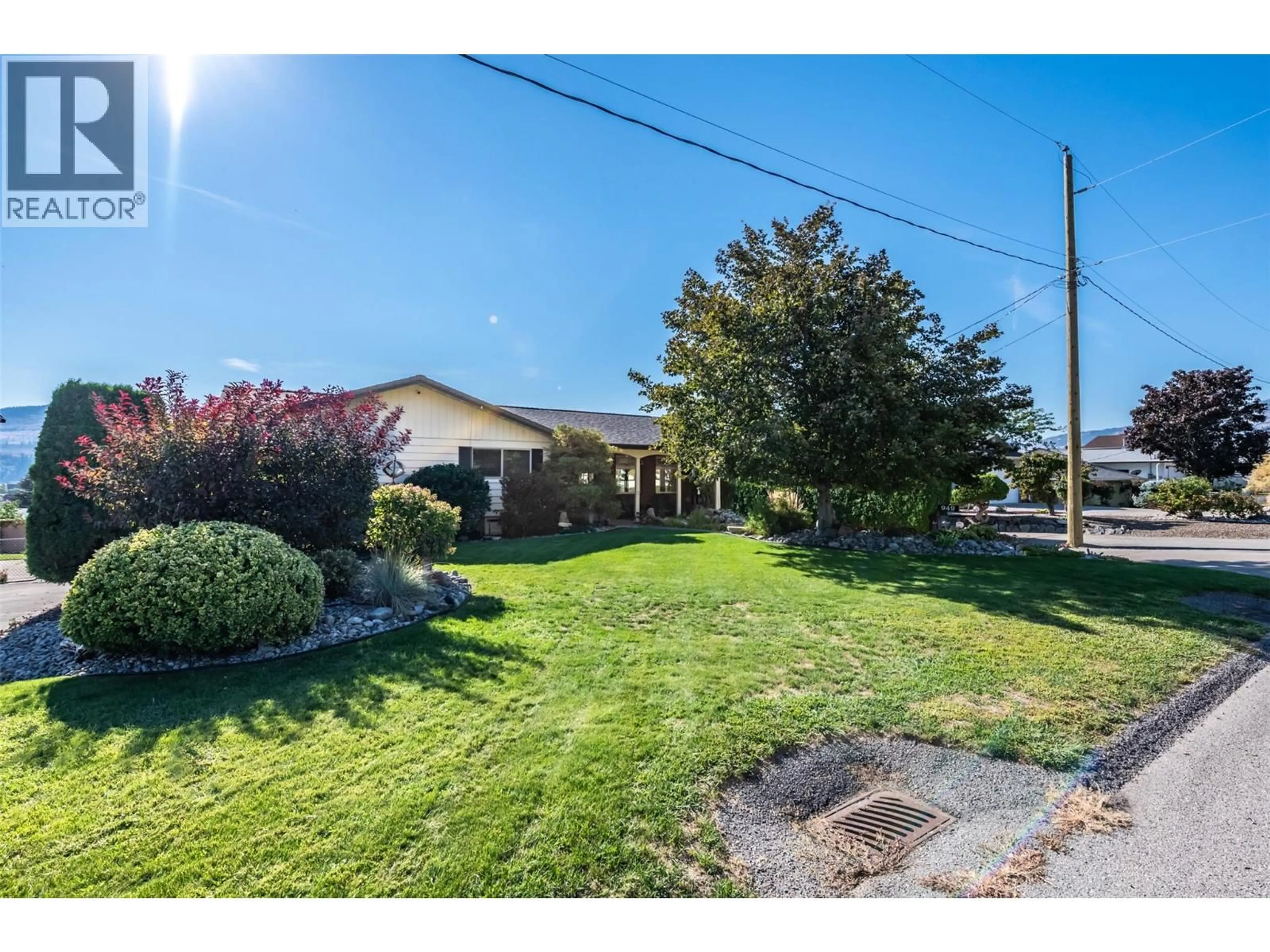 A pic from outside/outdoor area/front of a property/back of a property/a pic from drone, street for 949 PANORAMA CRESCENT, Oliver British Columbia V0H1T6
