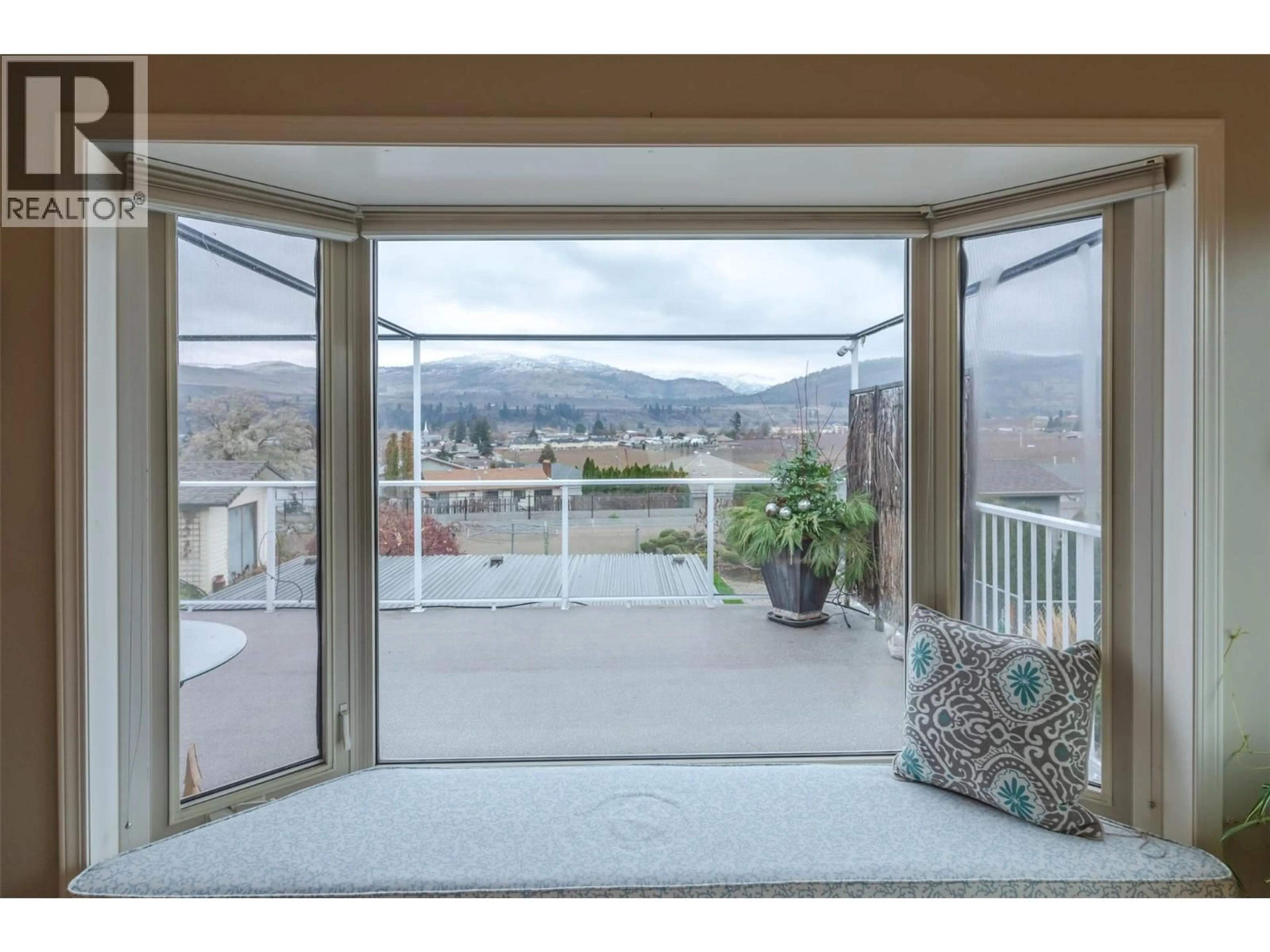 Indoor foyer for 949 PANORAMA CRESCENT, Oliver British Columbia V0H1T6