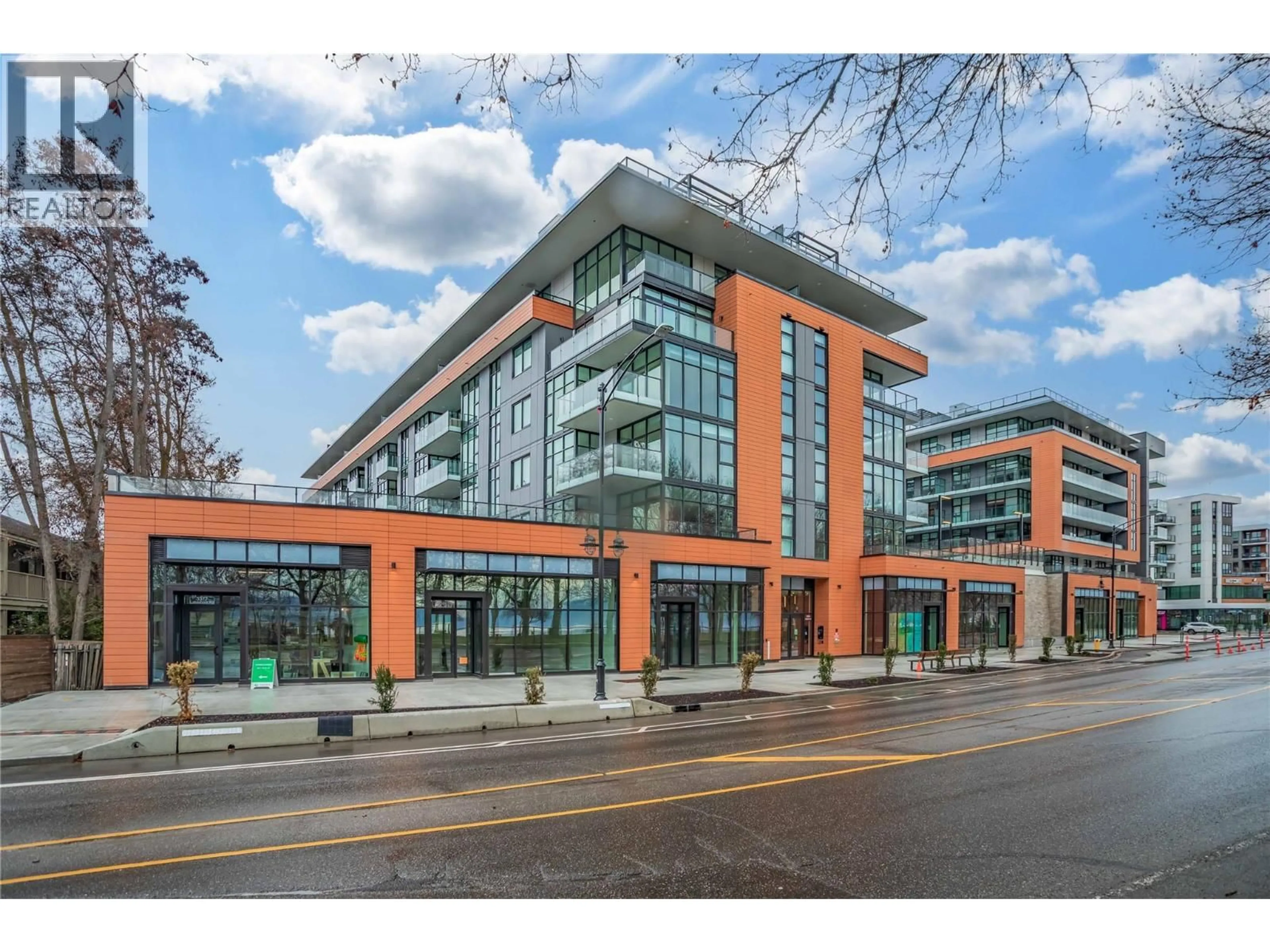 Indoor foyer for PH S607 - 3409 LAKESHORE ROAD, Kelowna British Columbia V1W0G6
