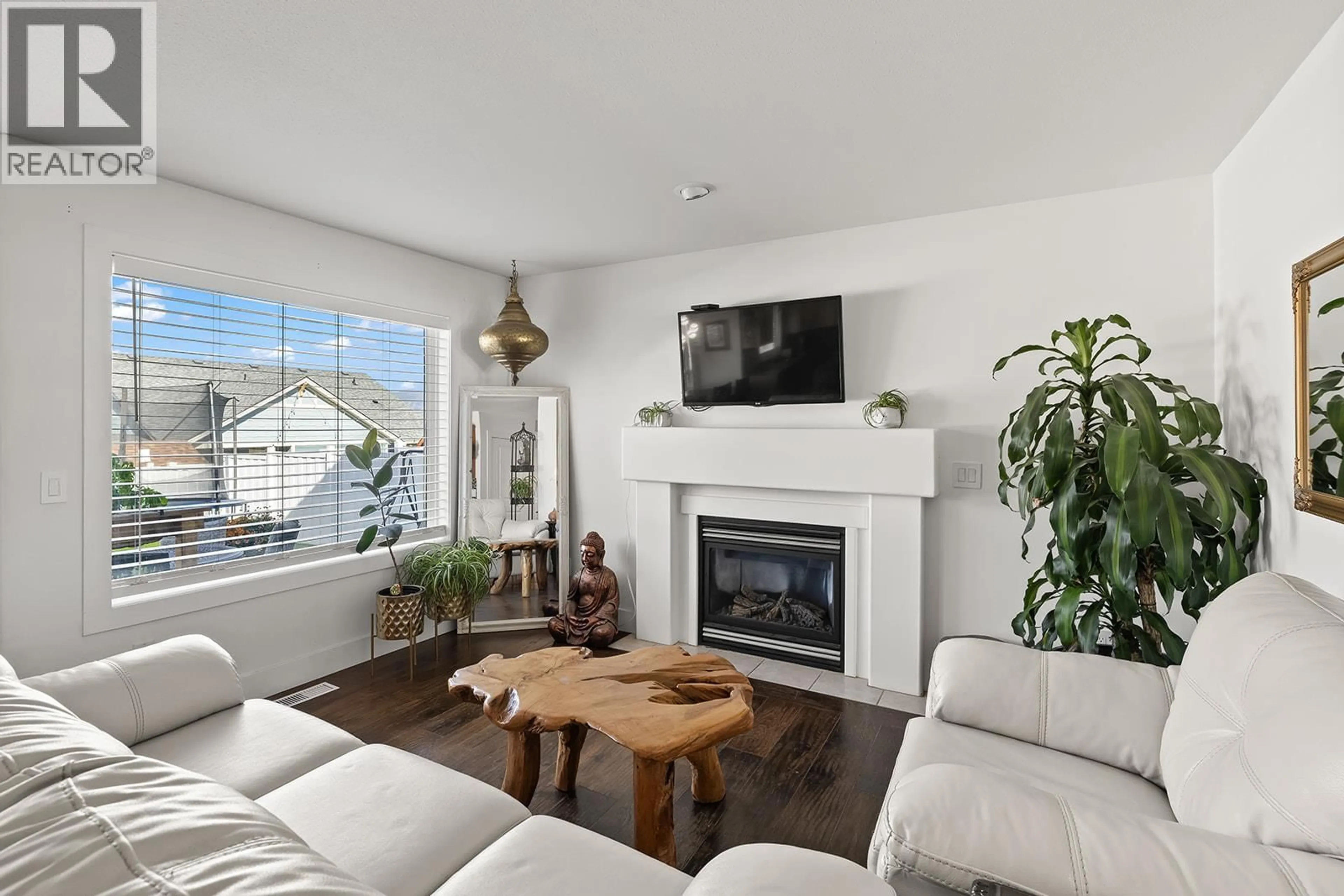 Living room with furniture, unknown for 606 SOUTH CREST DRIVE, Kelowna British Columbia V1W4Y6