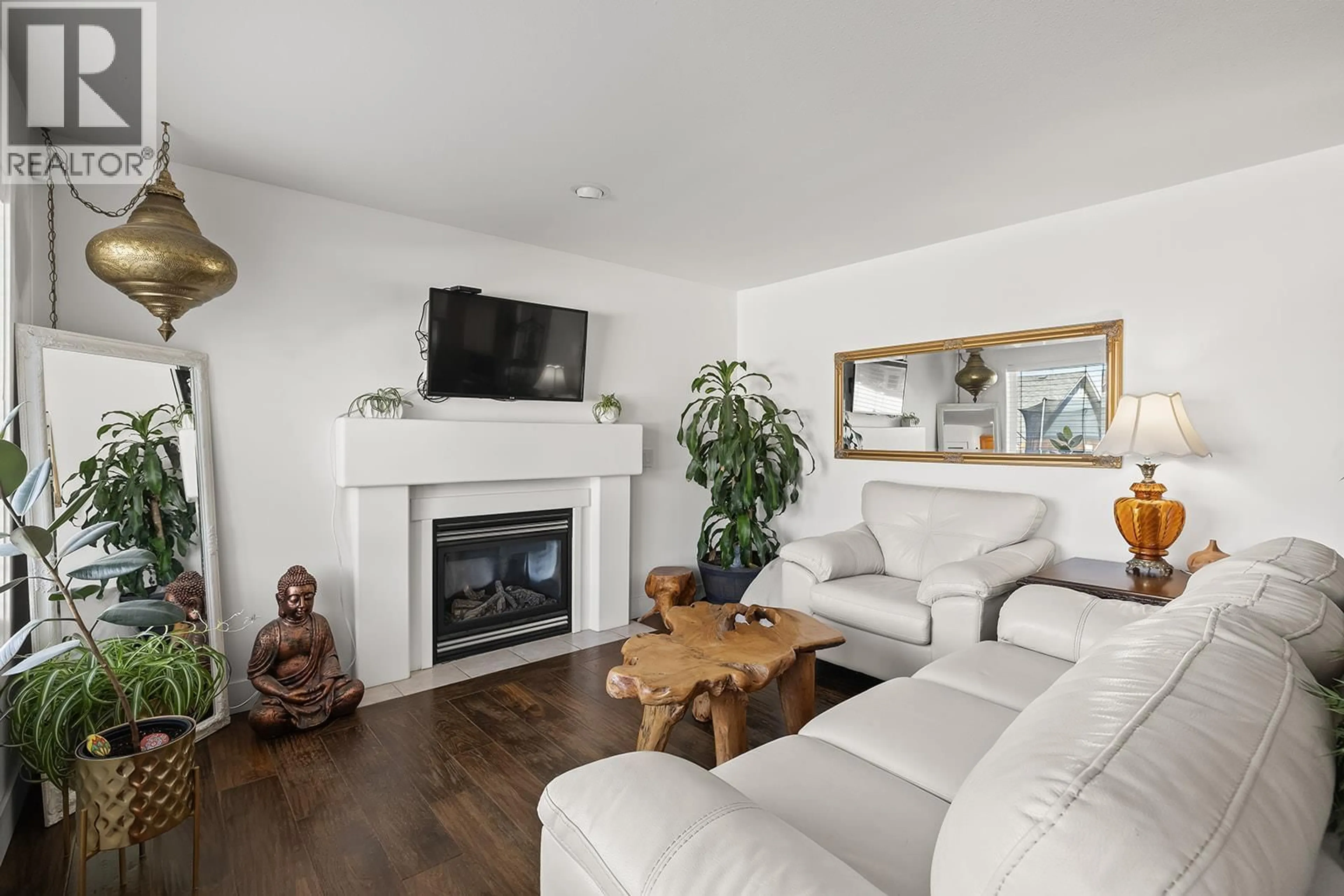 Living room with furniture, wood/laminate floor for 606 SOUTH CREST DRIVE, Kelowna British Columbia V1W4Y6