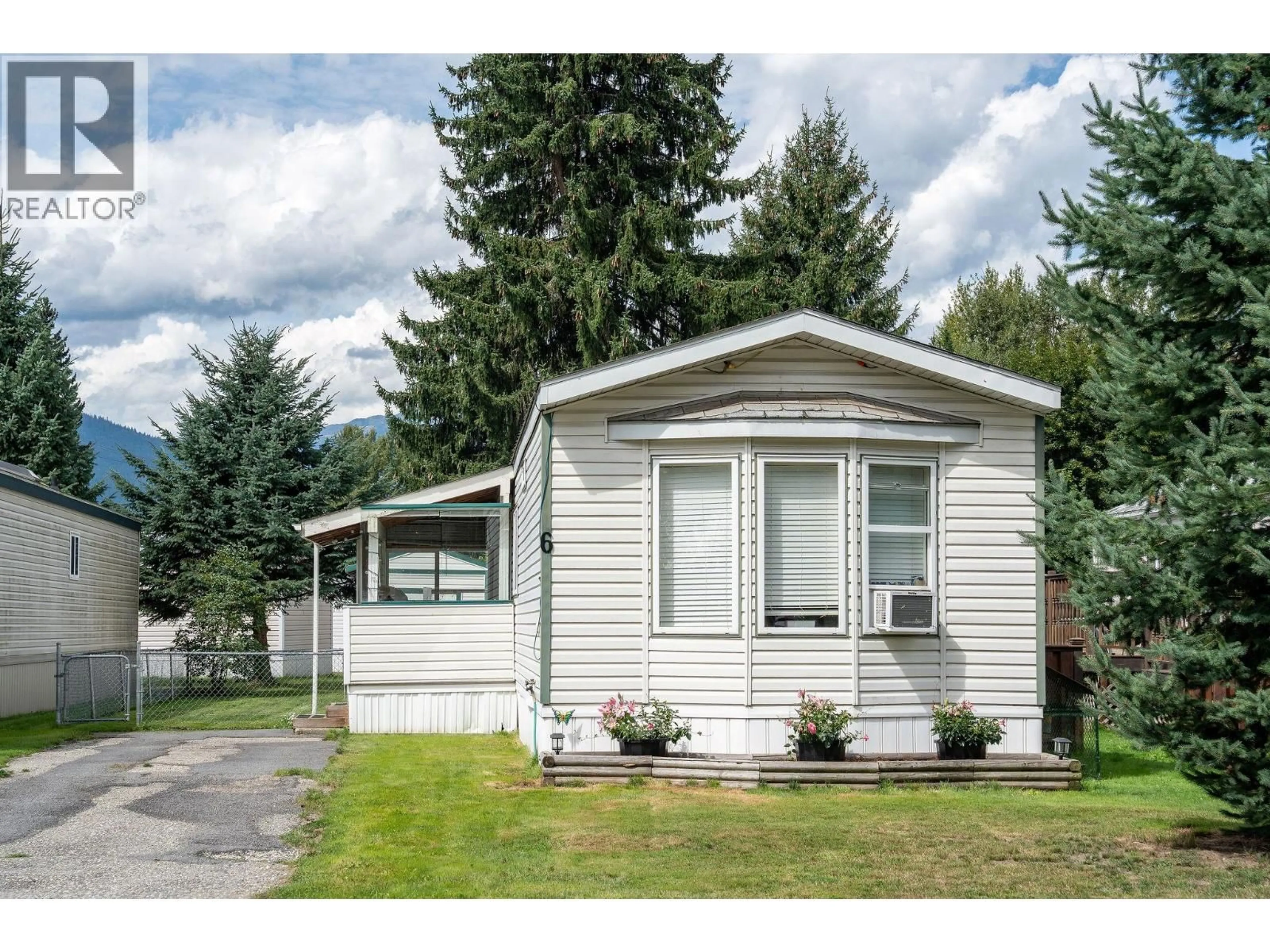 Home with vinyl exterior material, street for 6 - 1200 OSCAR STREET, Revelstoke British Columbia V0E2S0