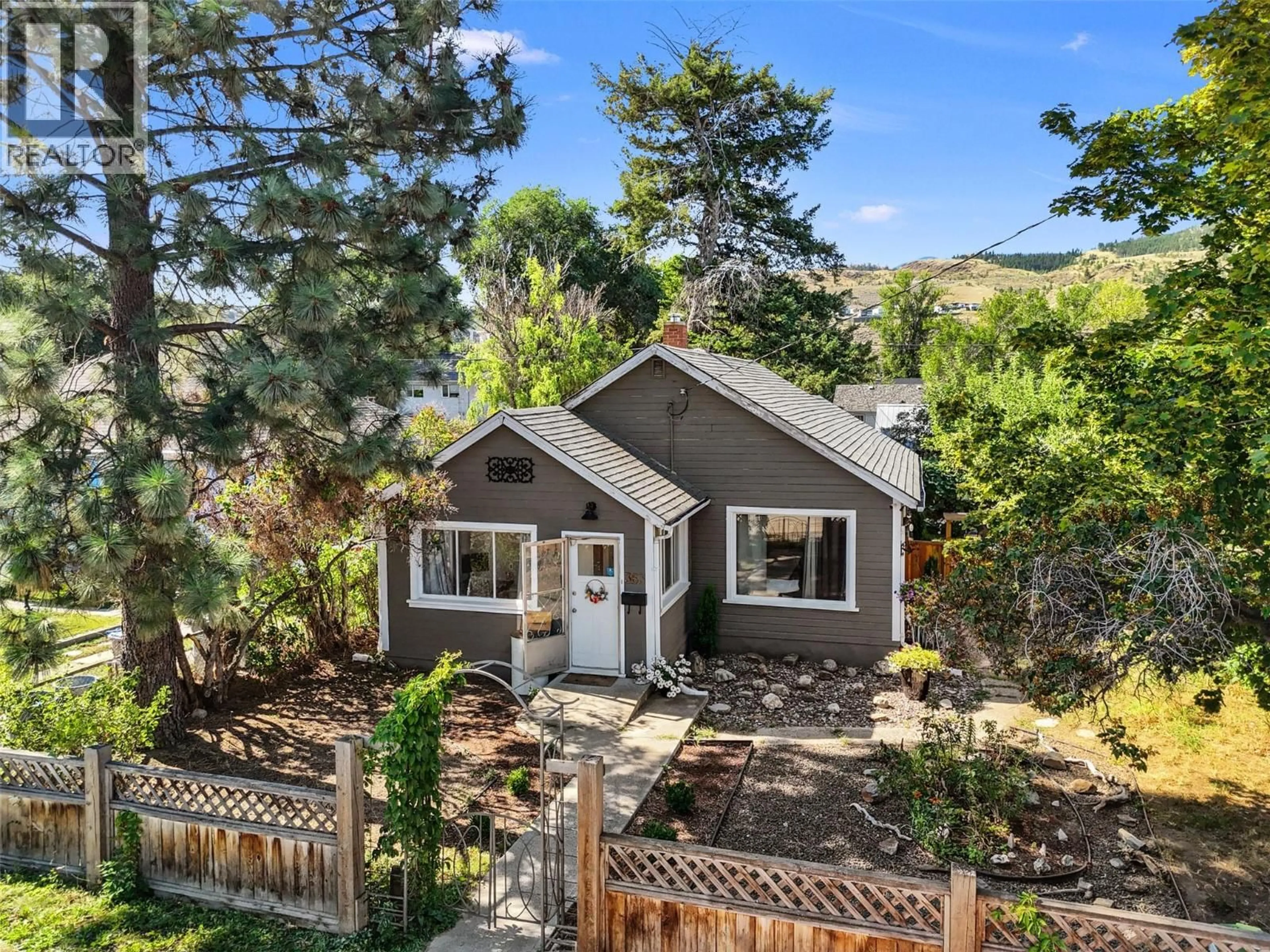 A pic from outside/outdoor area/front of a property/back of a property/a pic from drone, street for 363 CAMPBELL AVENUE, Kamloops British Columbia V2B3R6