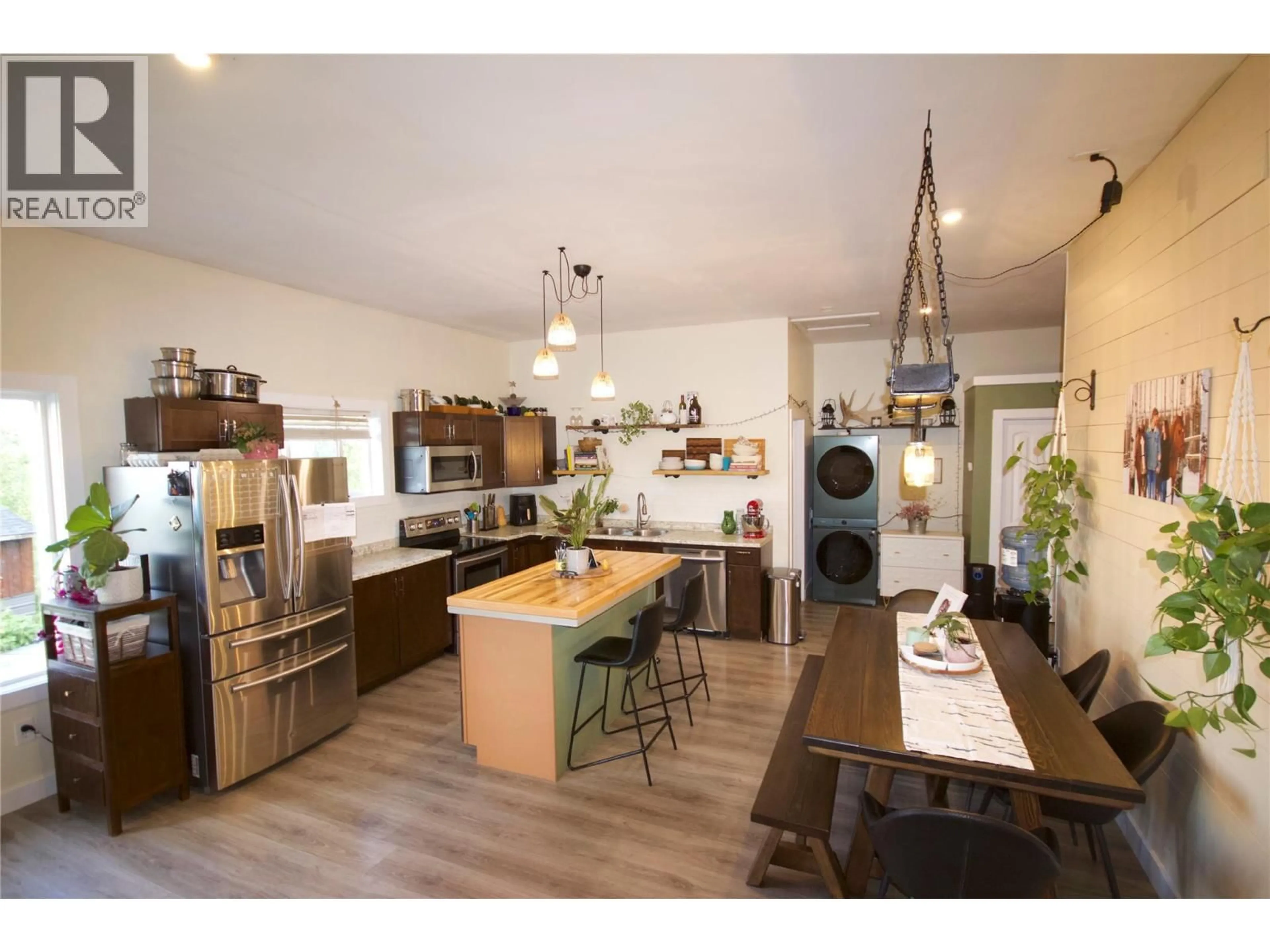 Open concept kitchen, wood/laminate floor for 184 DIAMOND WILLOW DRIVE, Dawson Creek British Columbia V1G1K8