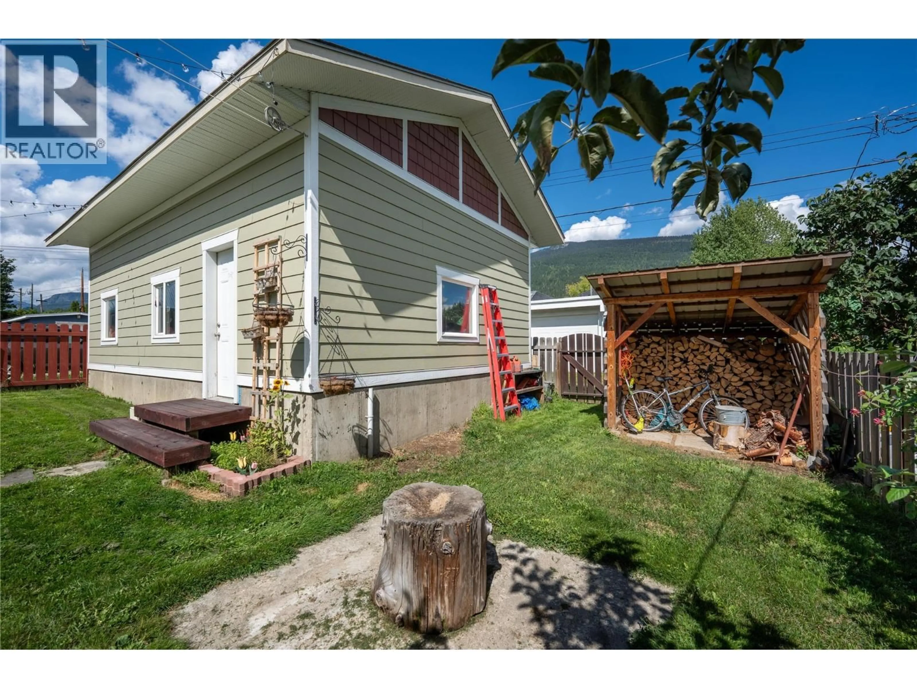 Home with vinyl exterior material, street for 600 EIGHTH STREET EAST, Revelstoke British Columbia V0E2S0