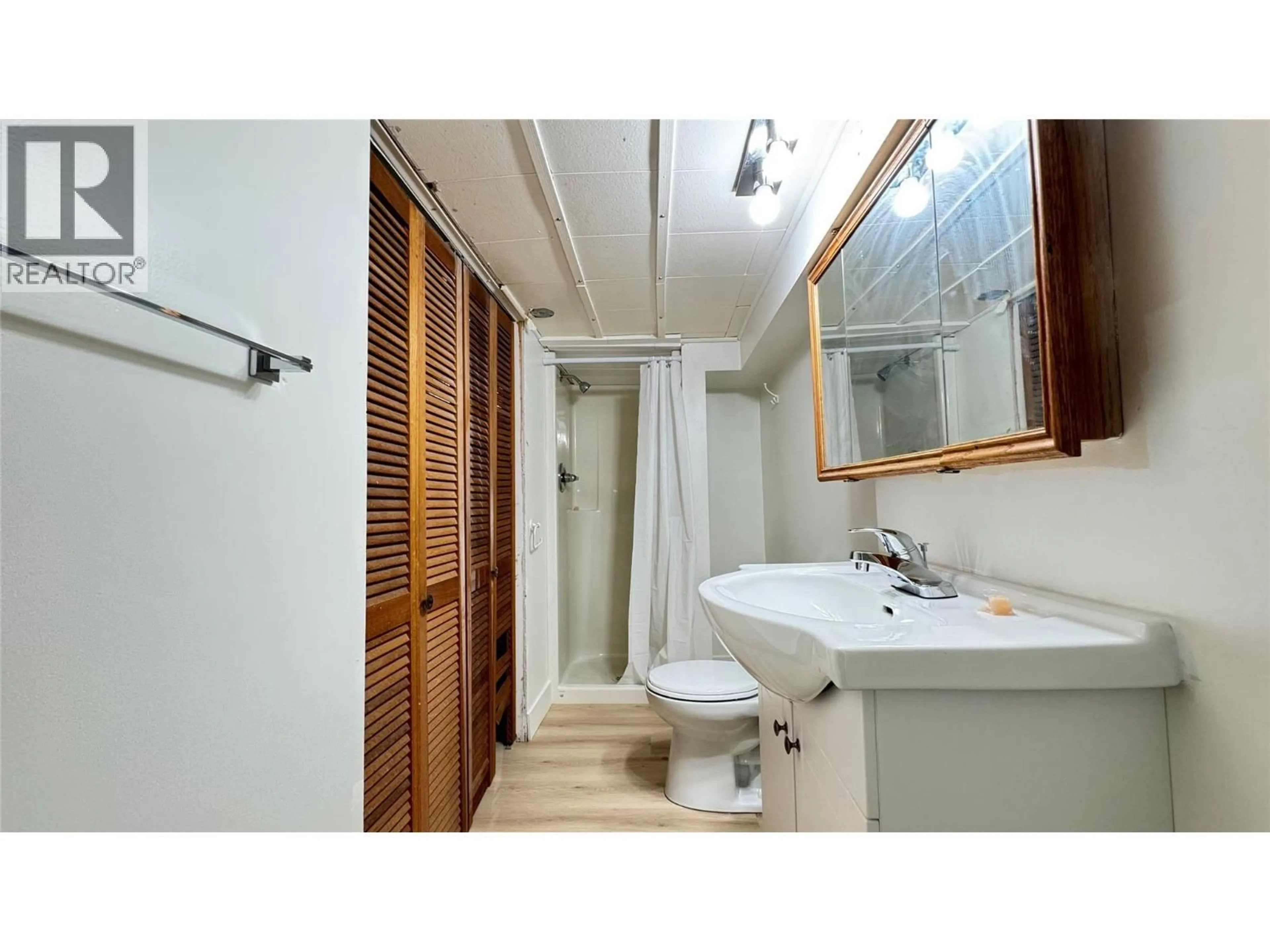Standard bathroom, unknown for 731 CUMBERLAND AVENUE, Kamloops British Columbia V2B8E4