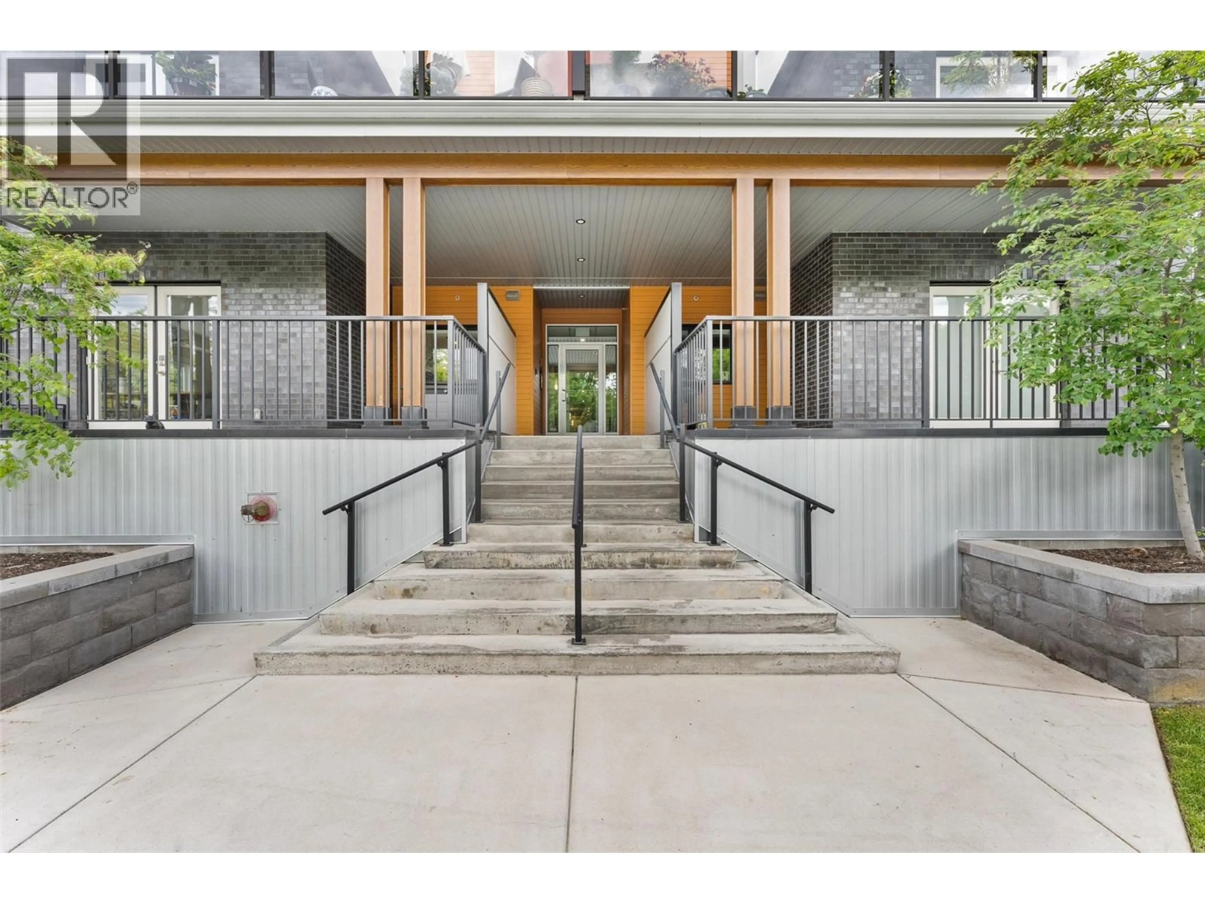 Indoor foyer for 406 - 1883 WATER STREET, Kelowna British Columbia V1Y1K4