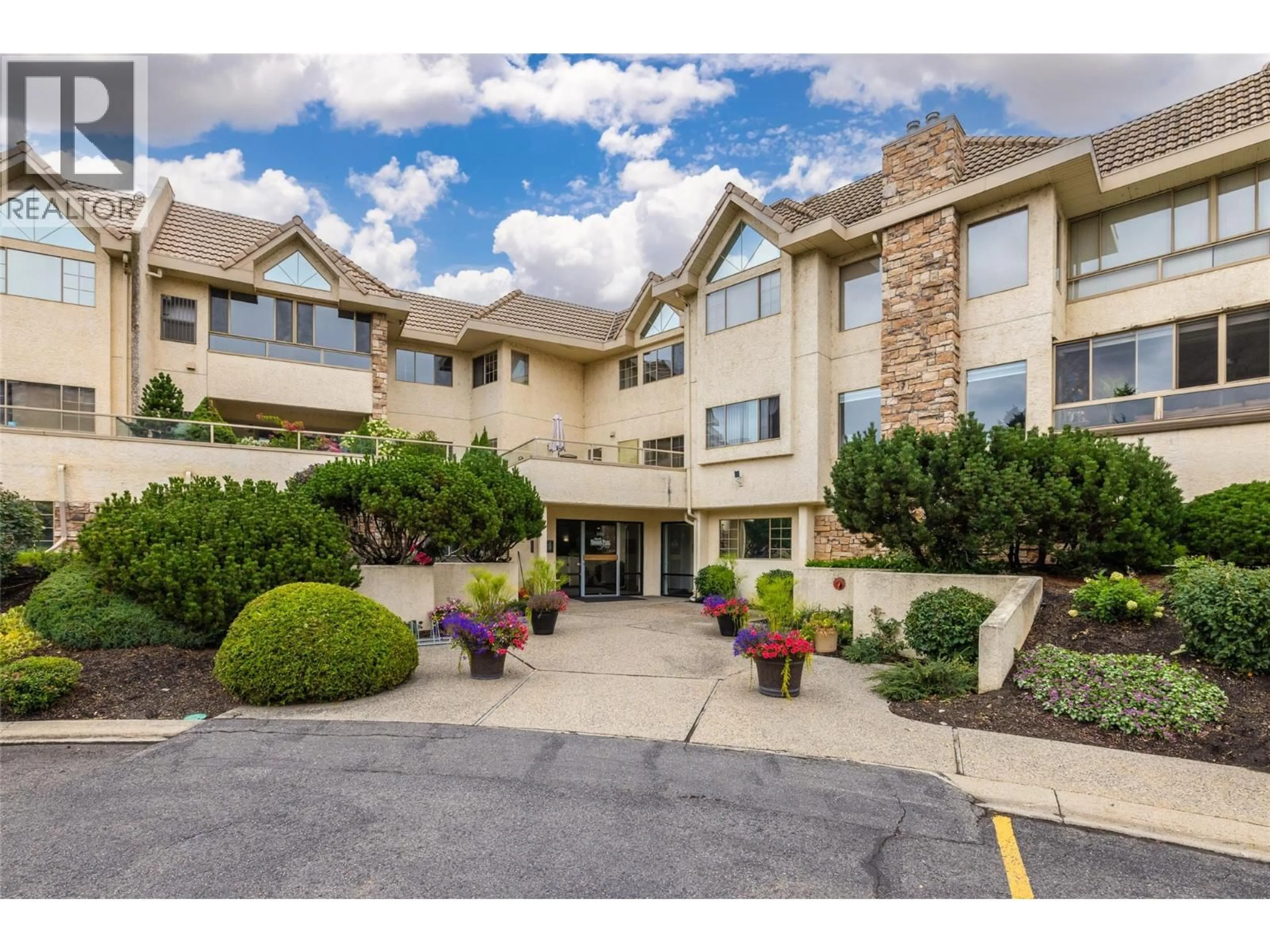 Indoor foyer for 115 - 3335 RICHTER STREET, Kelowna British Columbia V1W3Y1