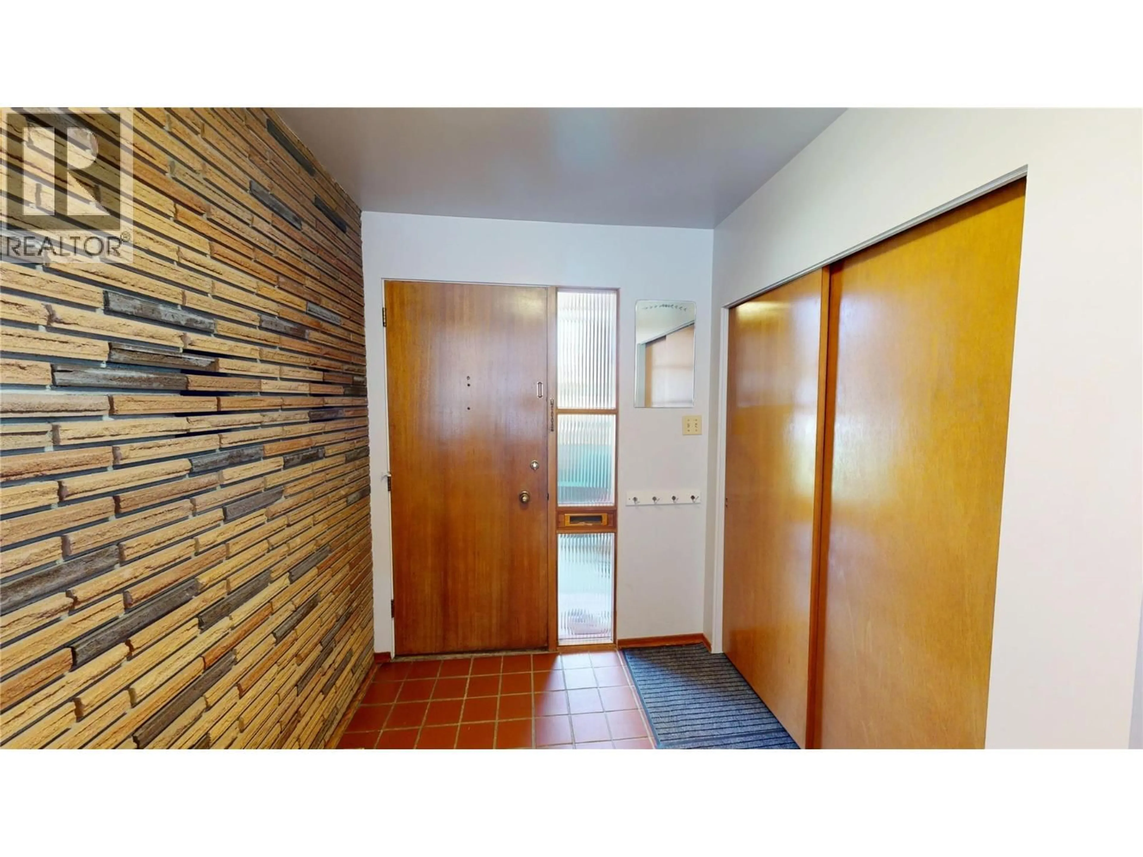 Indoor foyer for 412 14TH AVENUE SOUTH, Cranbrook British Columbia V1C2X6