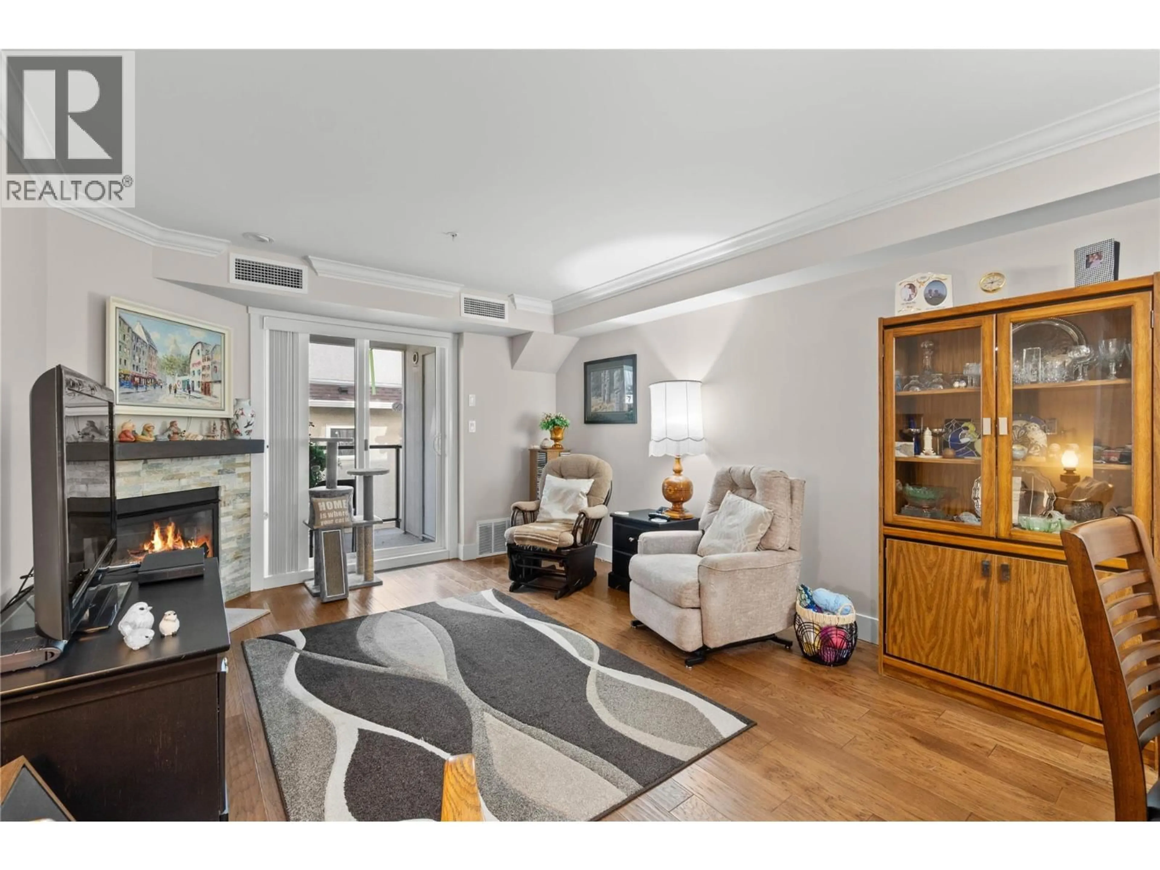 Living room with furniture, wood/laminate floor for 304 - 330 4 AVENUE SOUTHEAST, Salmon Arm British Columbia V0E0E2