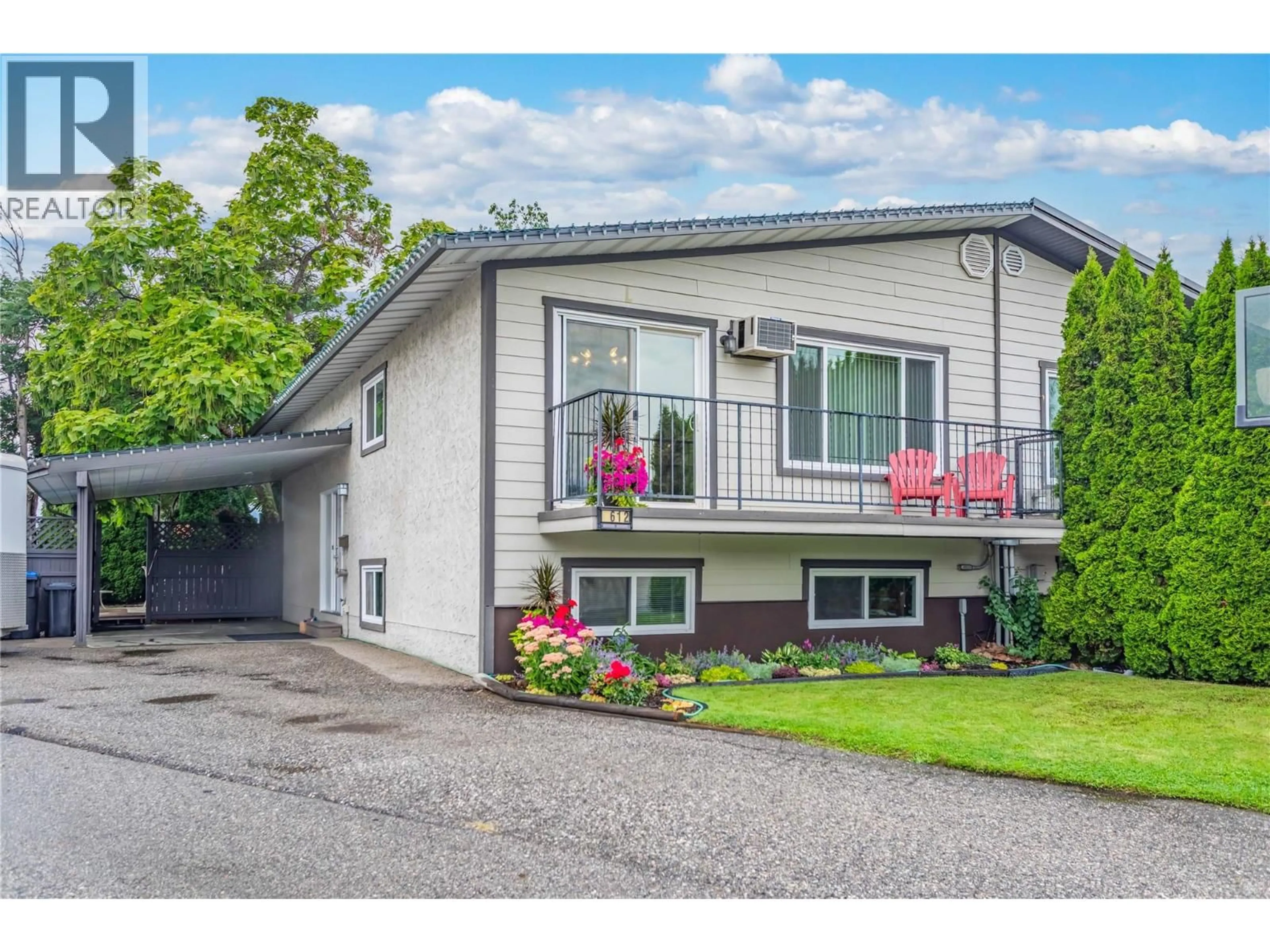 Home with vinyl exterior material, street for 612 MILEX COURT, Kelowna British Columbia V1X5T6