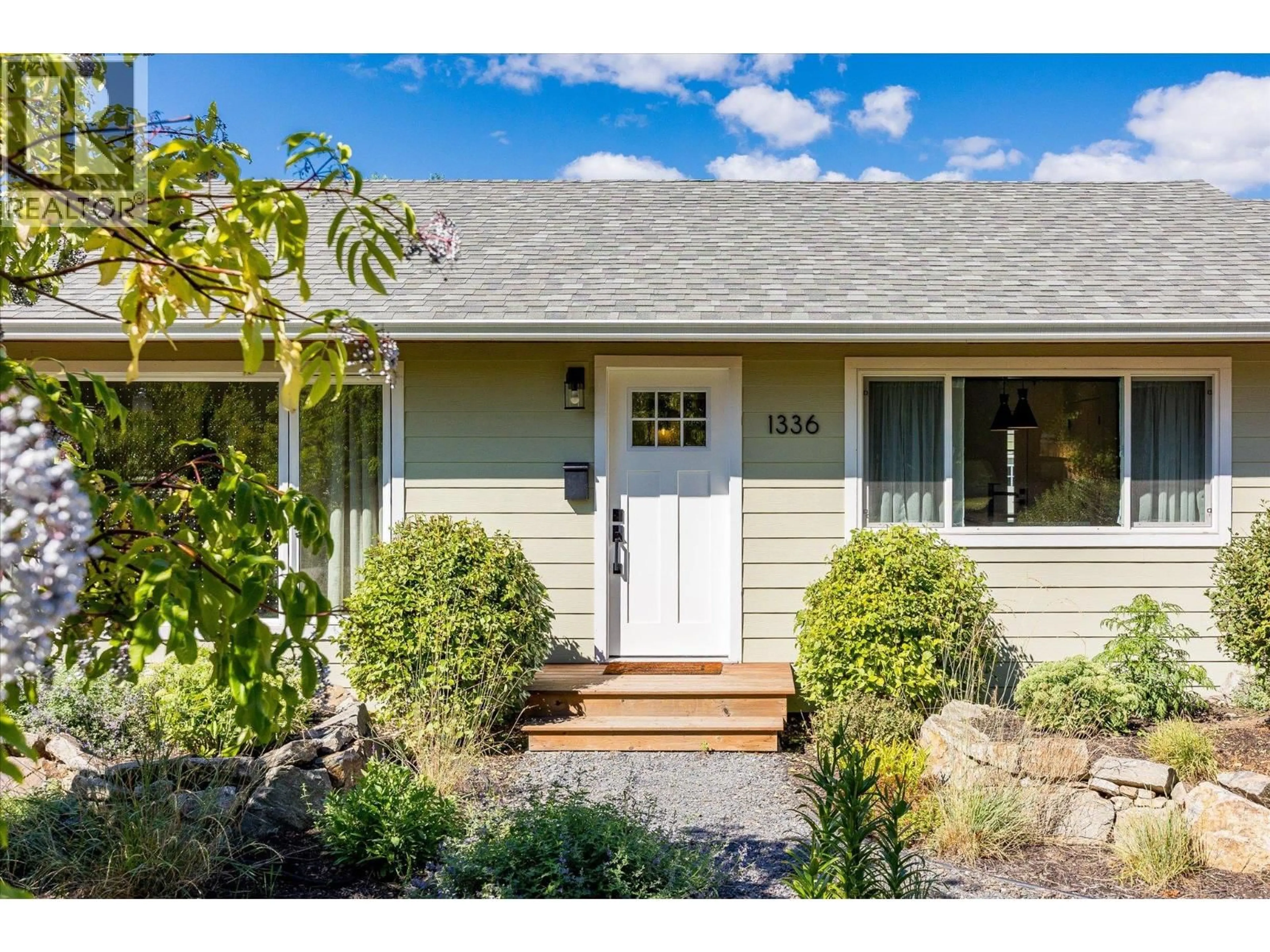 Home with vinyl exterior material, street for 1336 MOUNTAINVIEW STREET, Kelowna British Columbia V1Y4N3