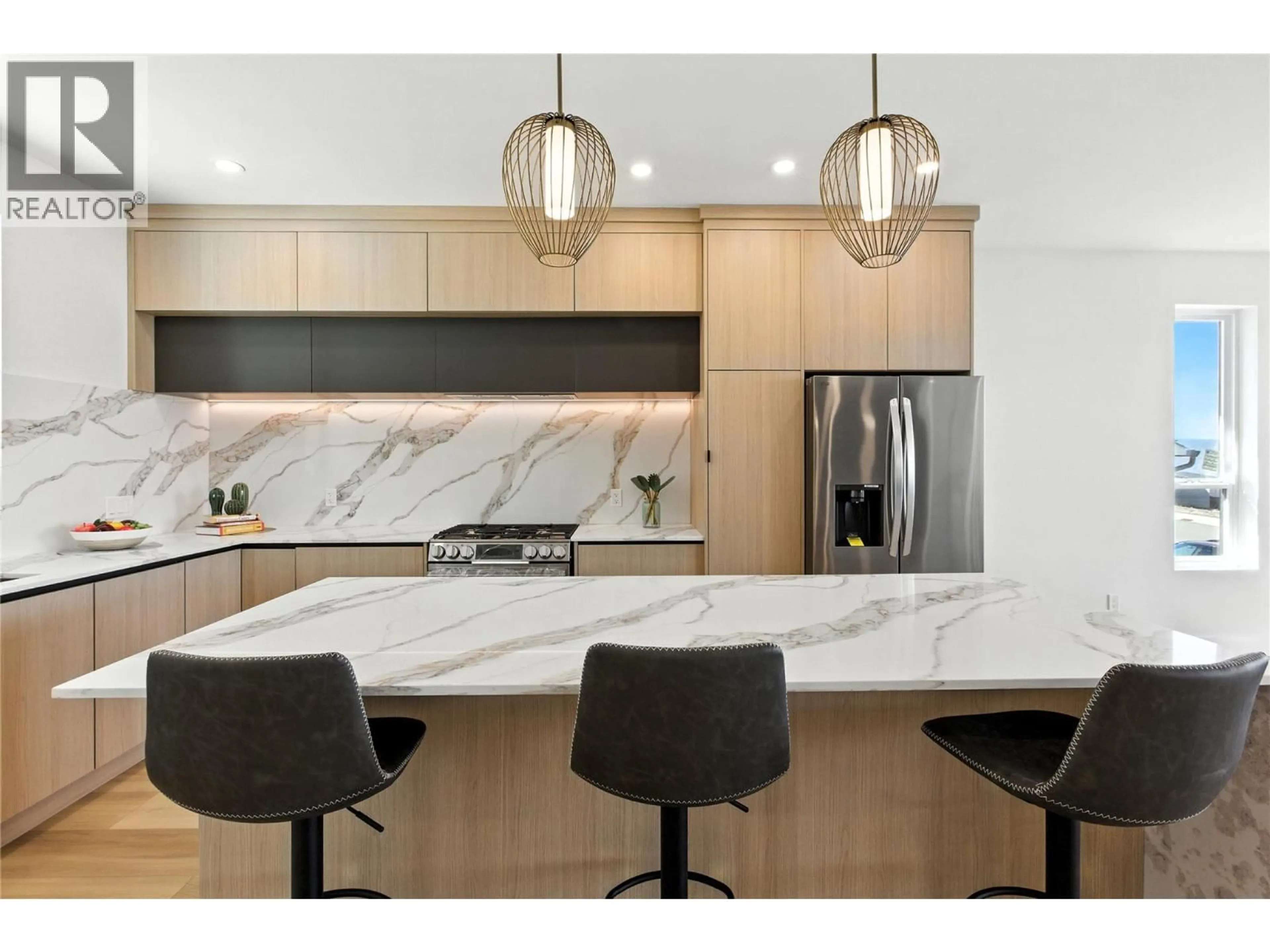 Contemporary kitchen, unknown for 2354 COLDWATER DRIVE, Kamloops British Columbia V2E0B3