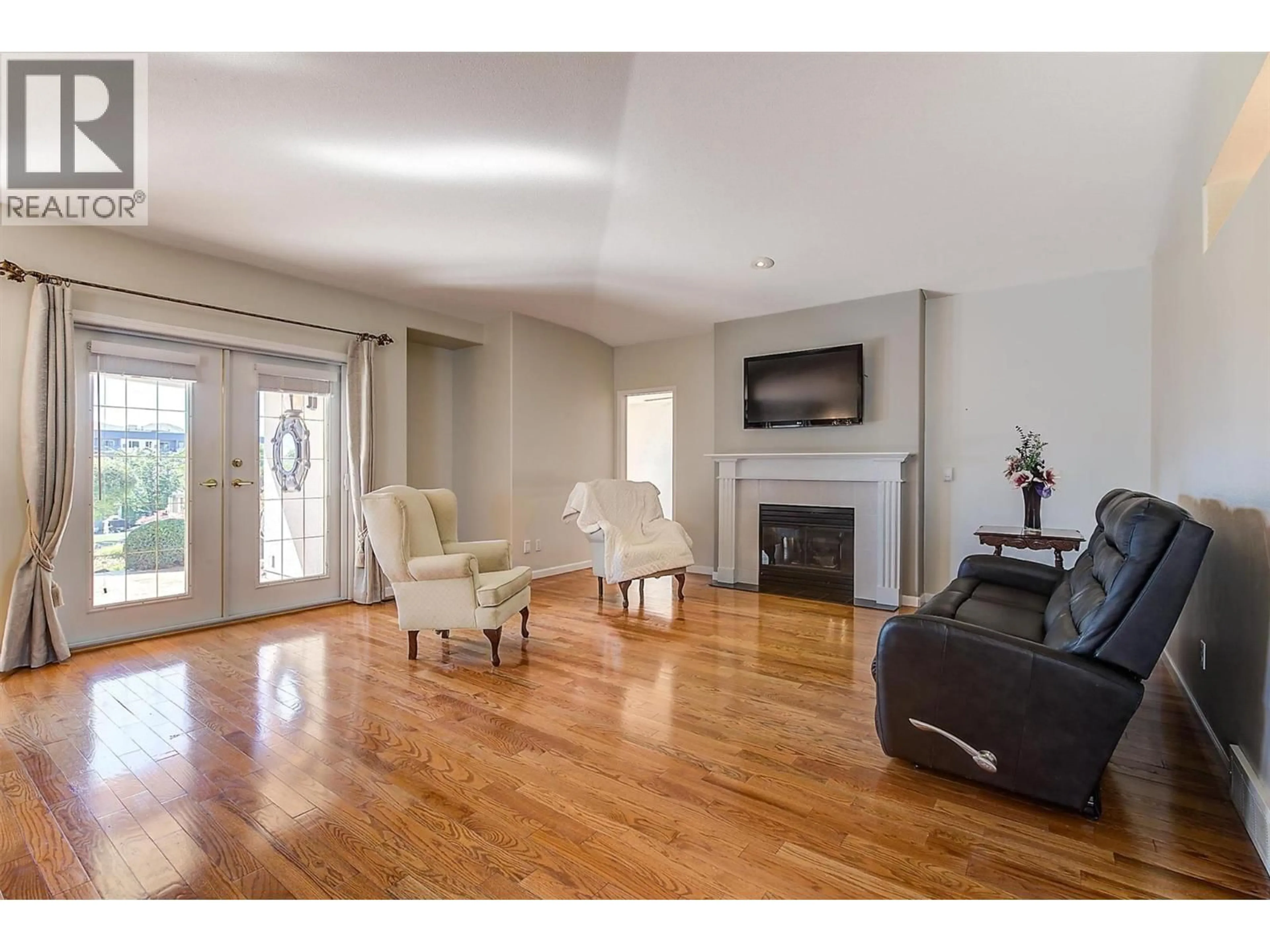 Living room with furniture, wood/laminate floor for 43 - 2330 BUTT ROAD, West Kelowna British Columbia V4T2L3