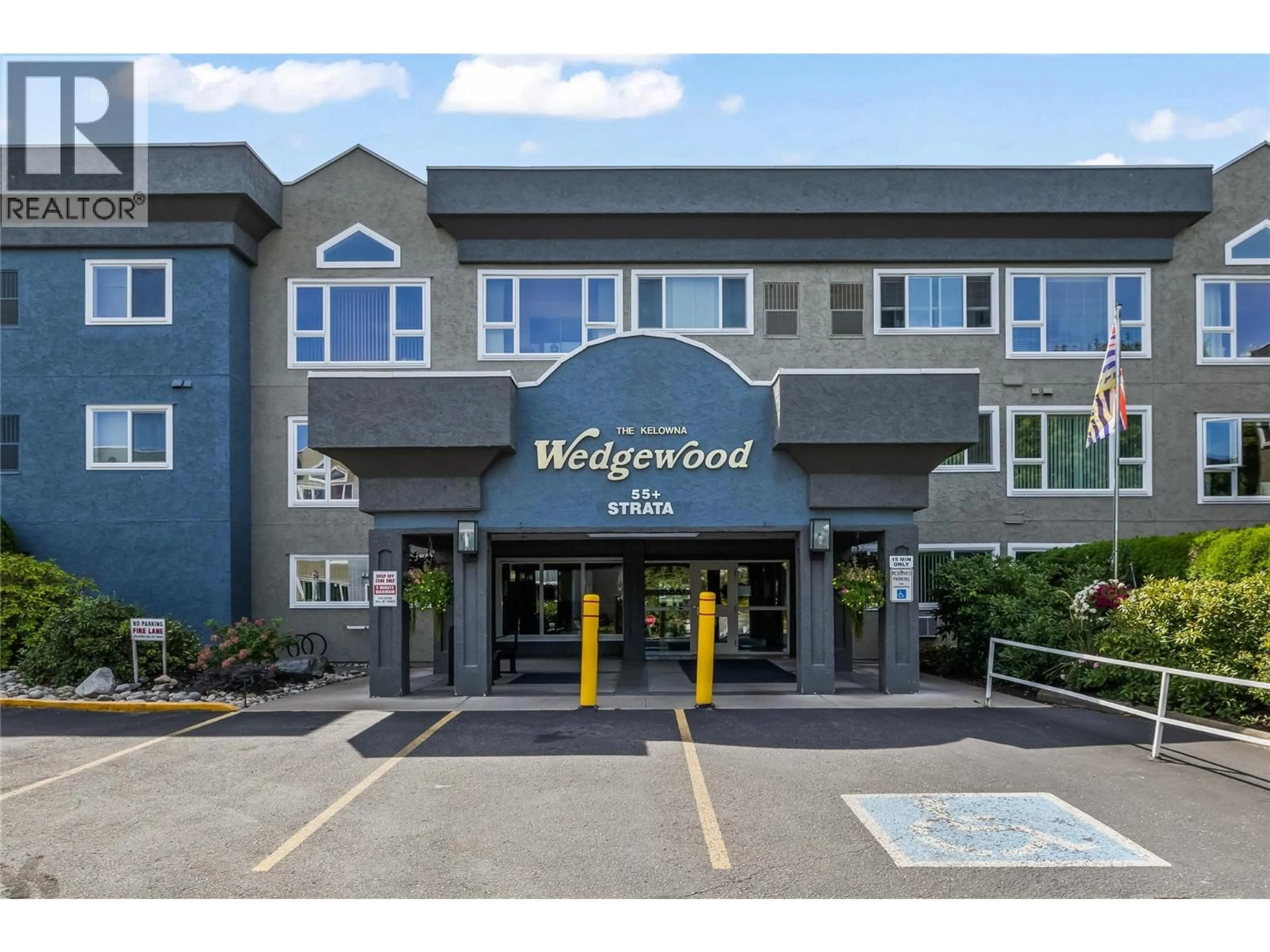 Indoor foyer for 145 - 1045 SUTHERLAND AVENUE, Kelowna British Columbia V1Y5Y1