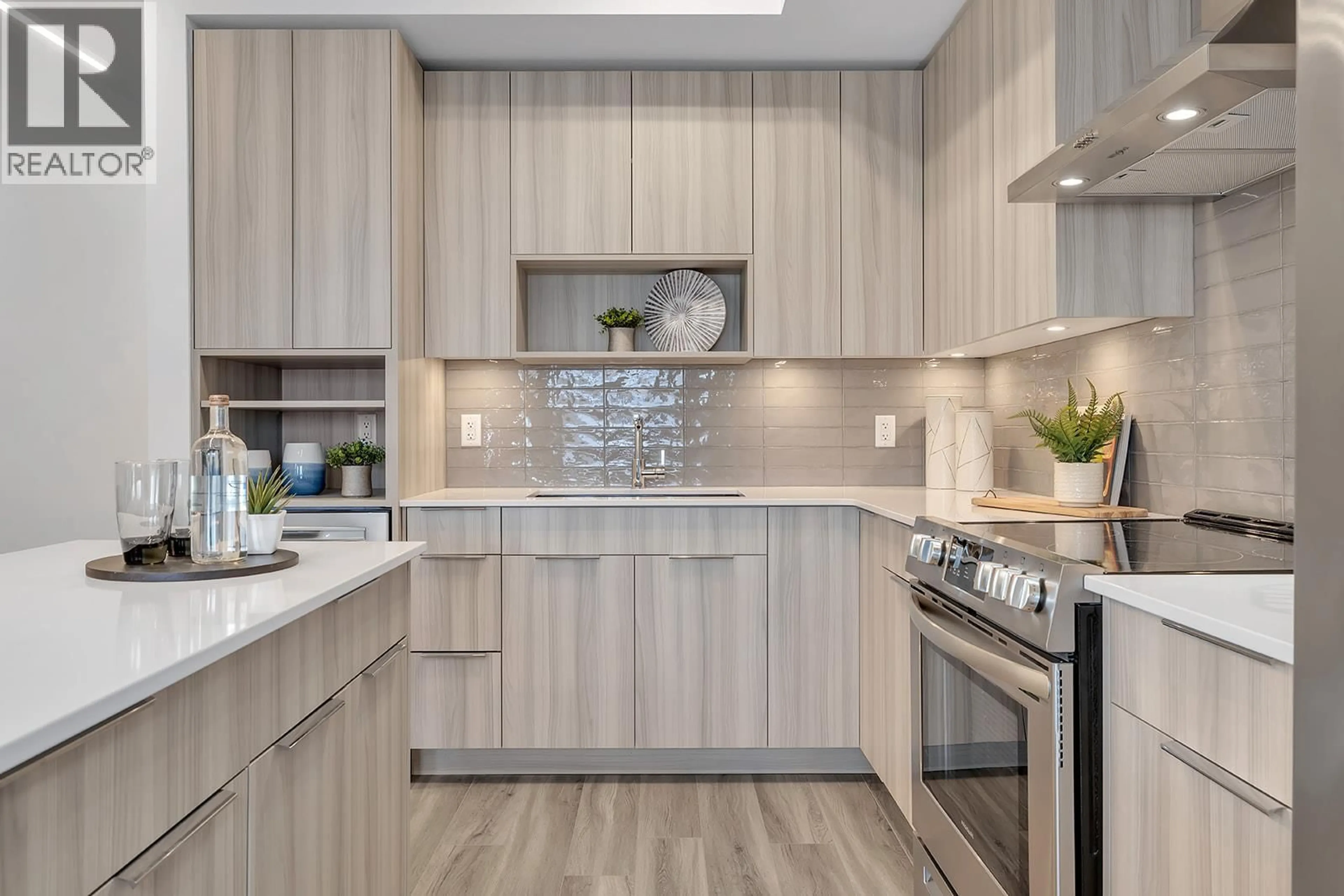 Contemporary kitchen, unknown for 601C - 3642 MISSION SPRINGS DRIVE, Kelowna British Columbia V1W0E1