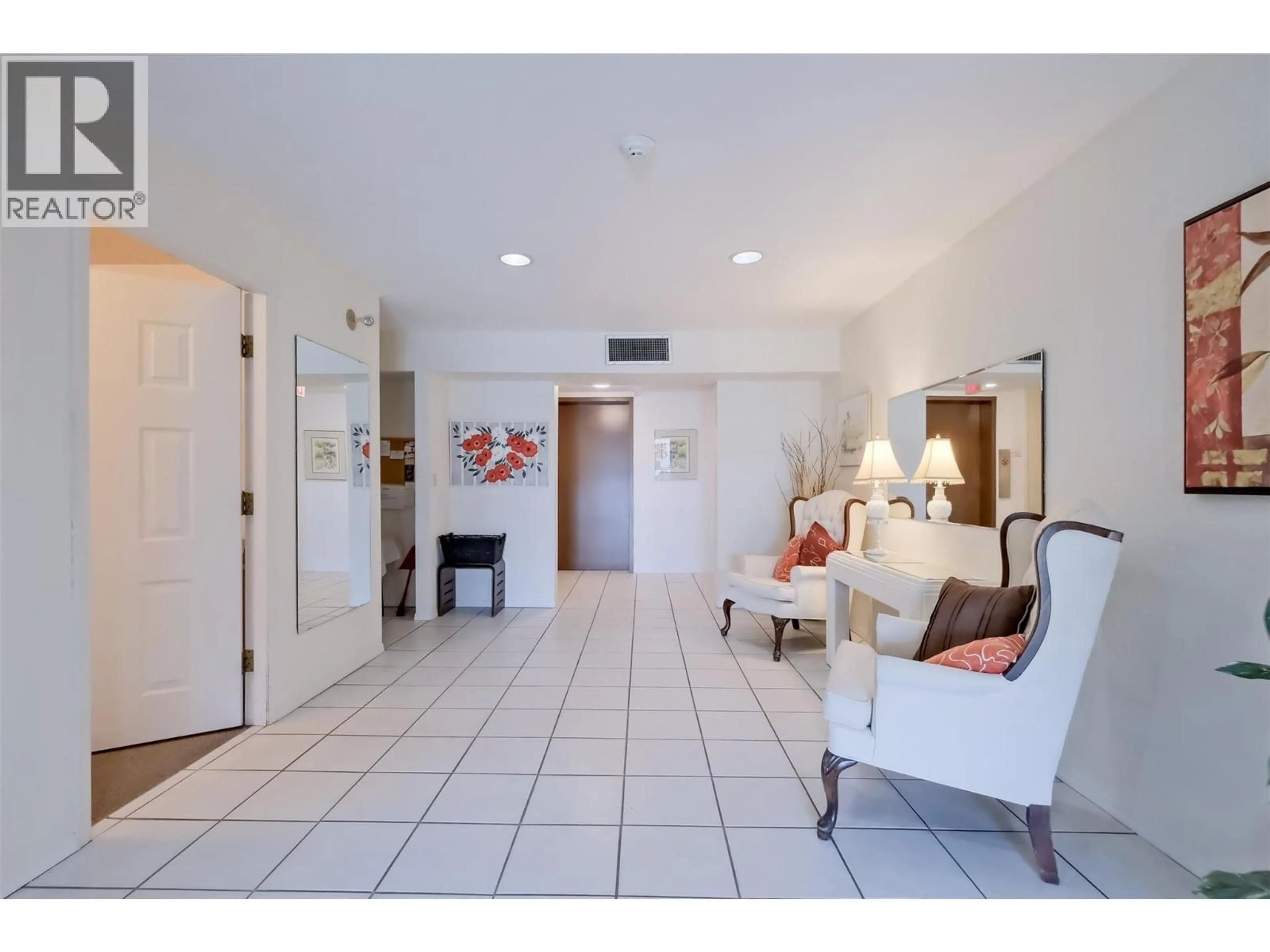 Indoor foyer for 205 - 740 WINNIPEG STREET, Penticton British Columbia V2A5N3