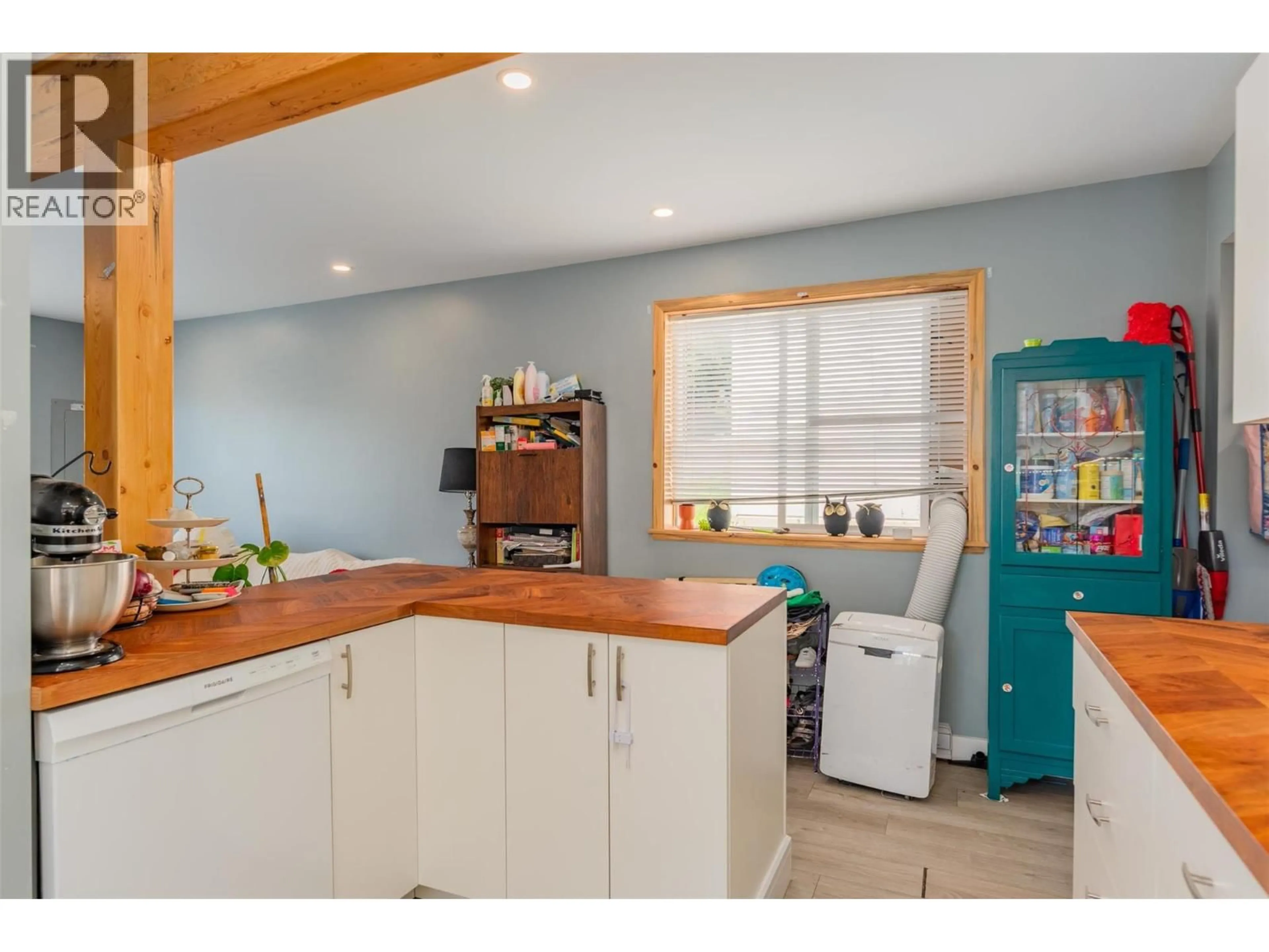 Open concept kitchen, unknown for 2342 WASHINGTON STREET, Rossland British Columbia V0G1Y0