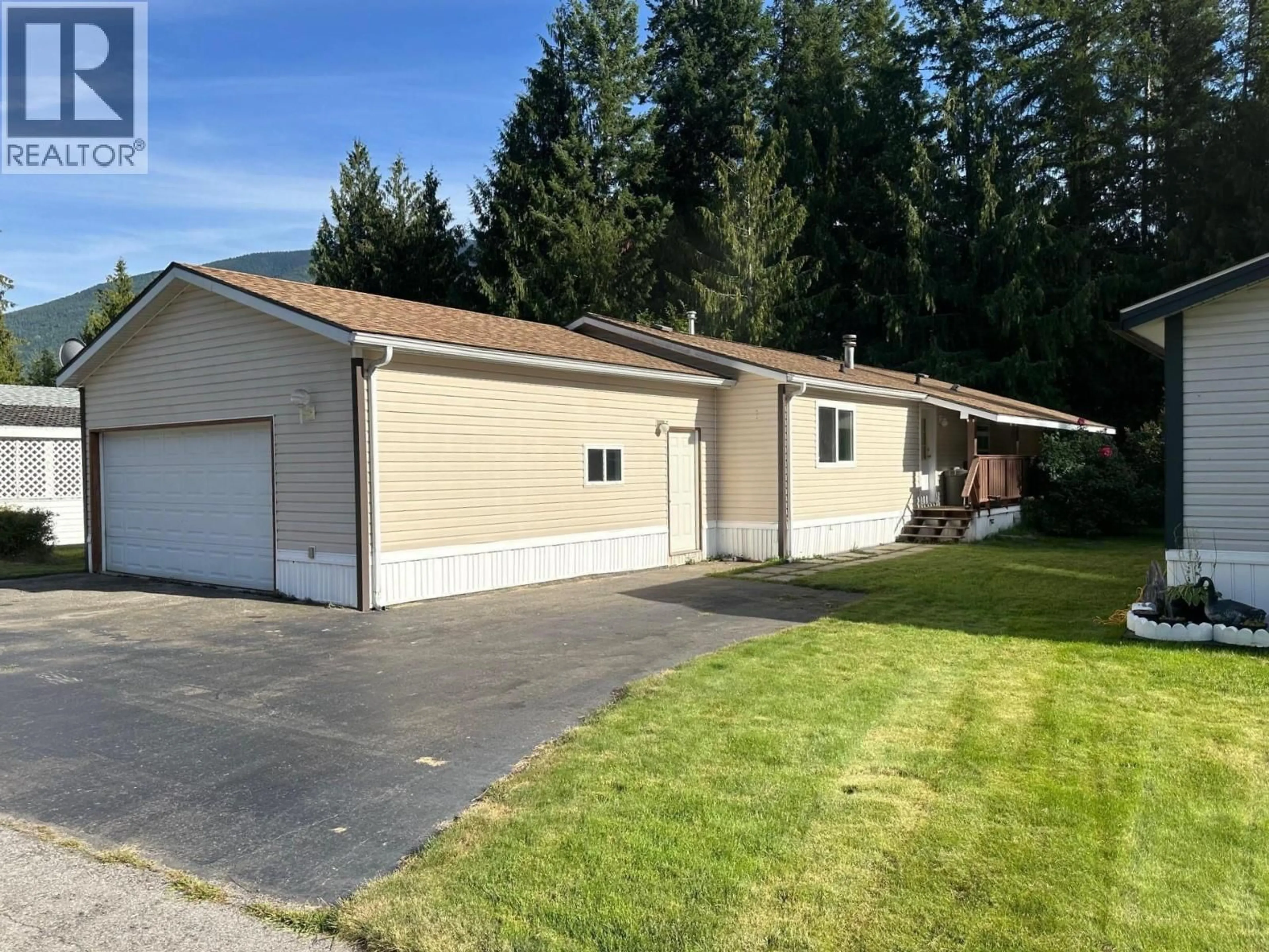 A pic from outside/outdoor area/front of a property/back of a property/a pic from drone, street for 36 - 7126 3A HIGHWAY, Nelson British Columbia V1L6S3