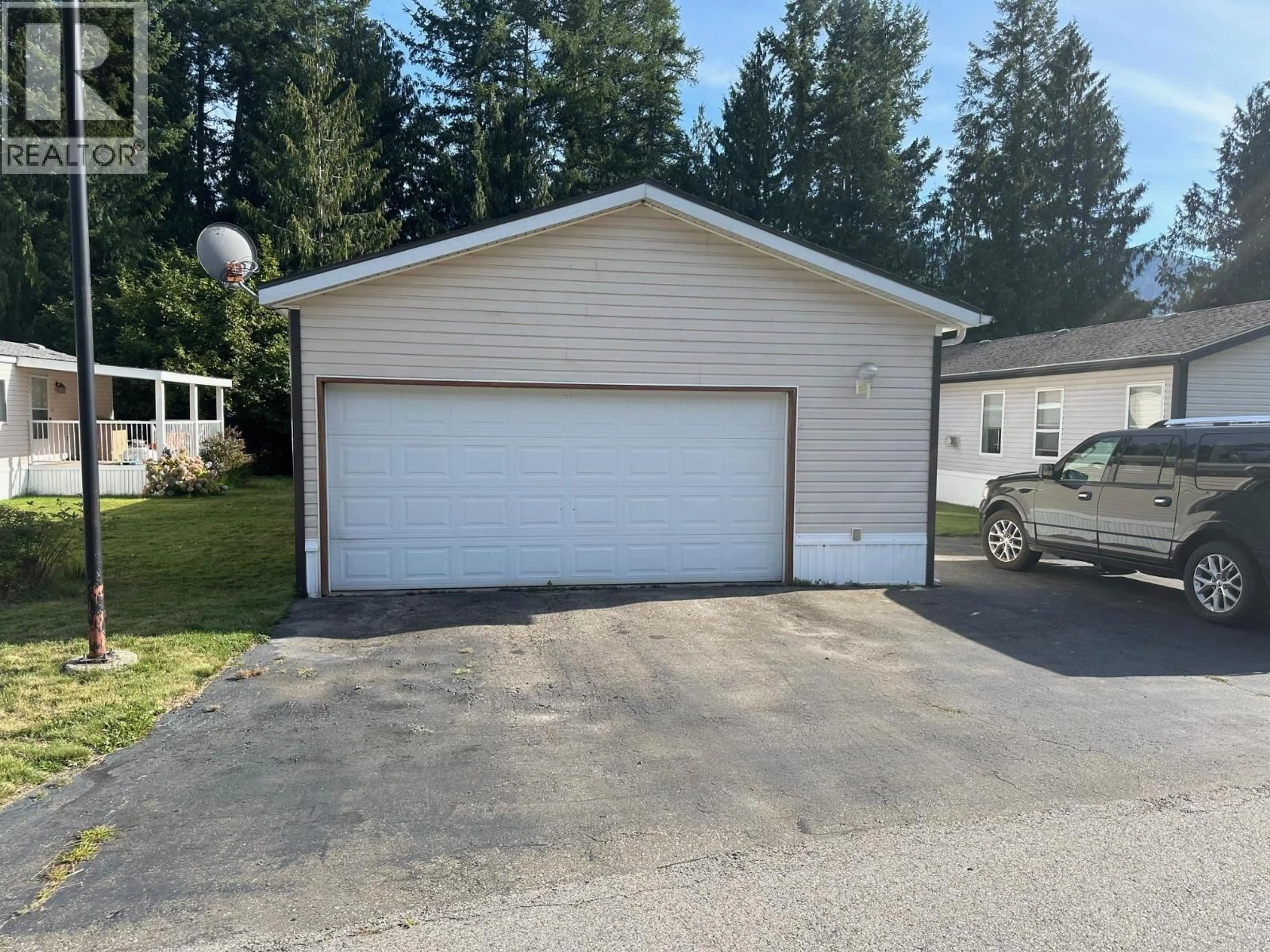Indoor garage for 36 - 7126 3A HIGHWAY, Nelson British Columbia V1L6S3