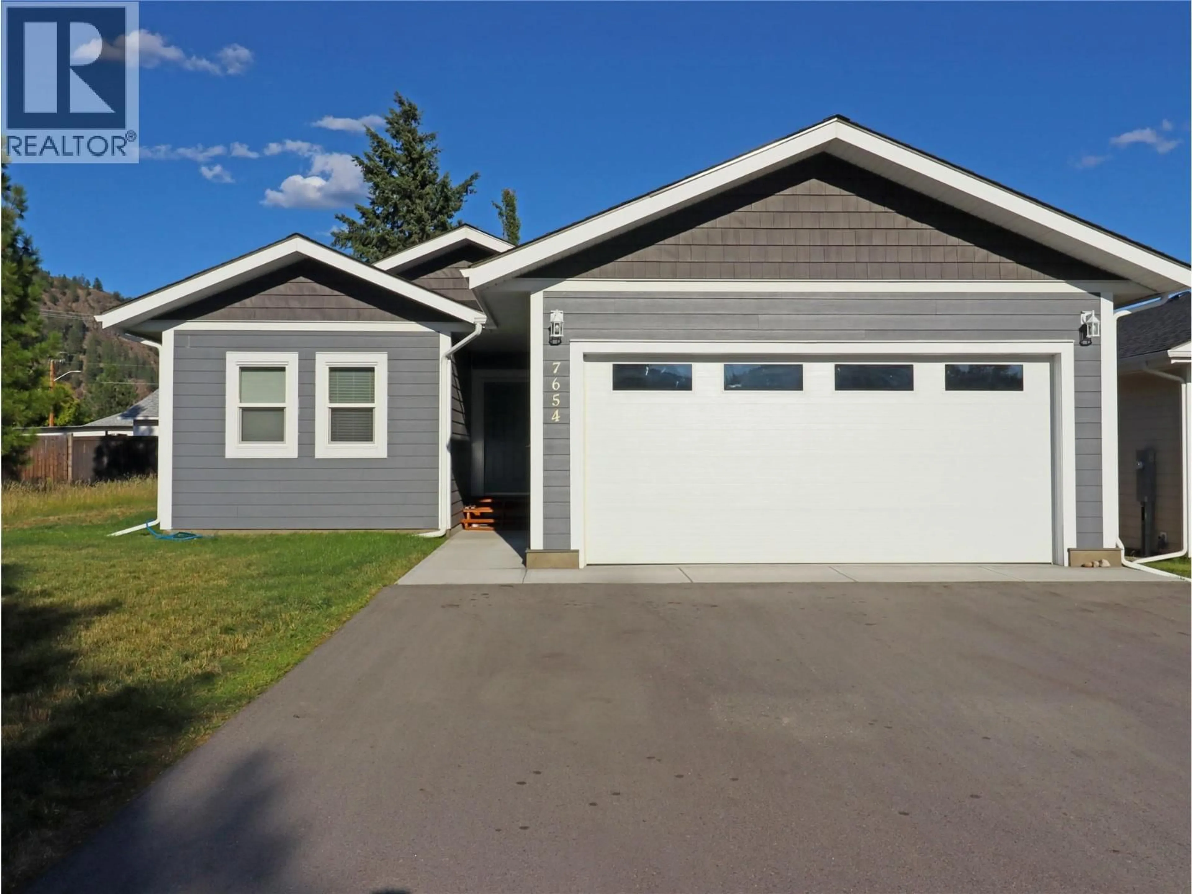 Home with vinyl exterior material, street for 7654 18TH STREET, Grand Forks British Columbia V0H1H2