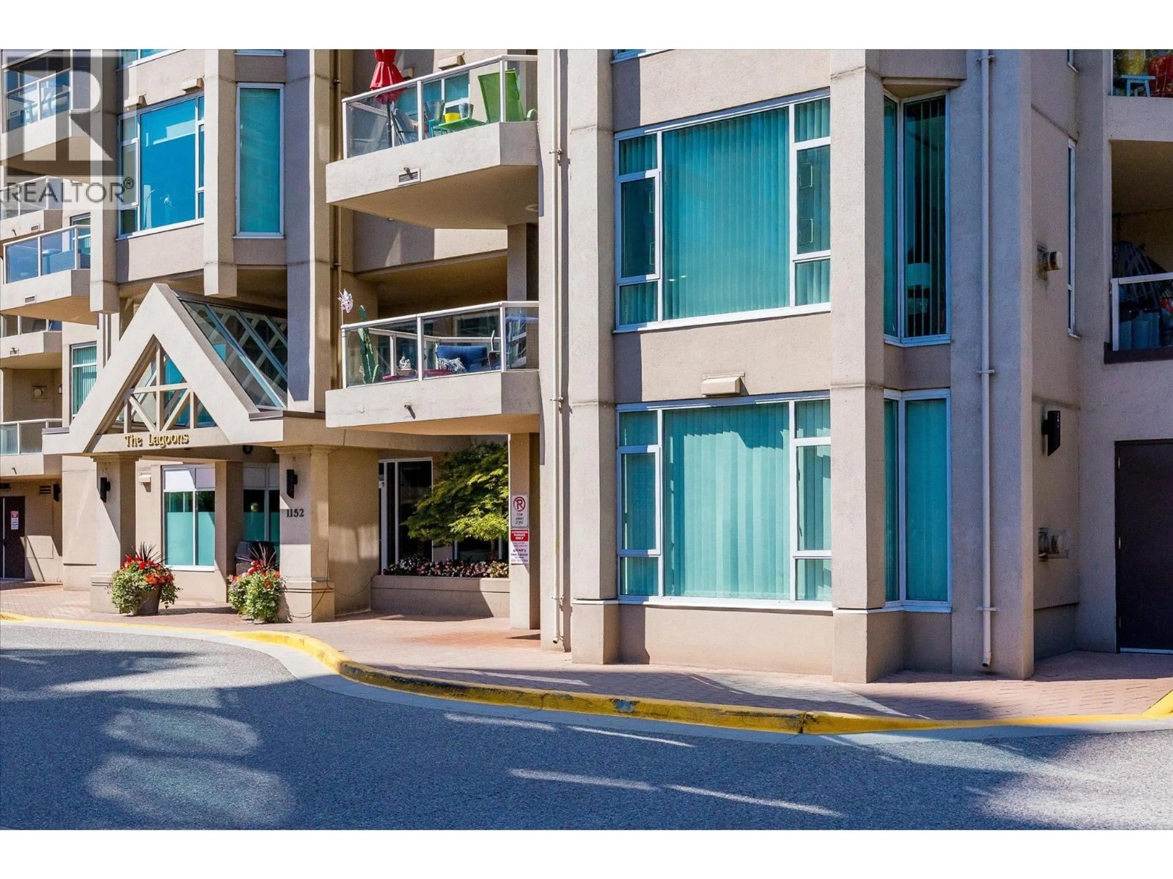 Indoor foyer for 101 - 1152 SUNSET DRIVE, Kelowna British Columbia V1Y9R7