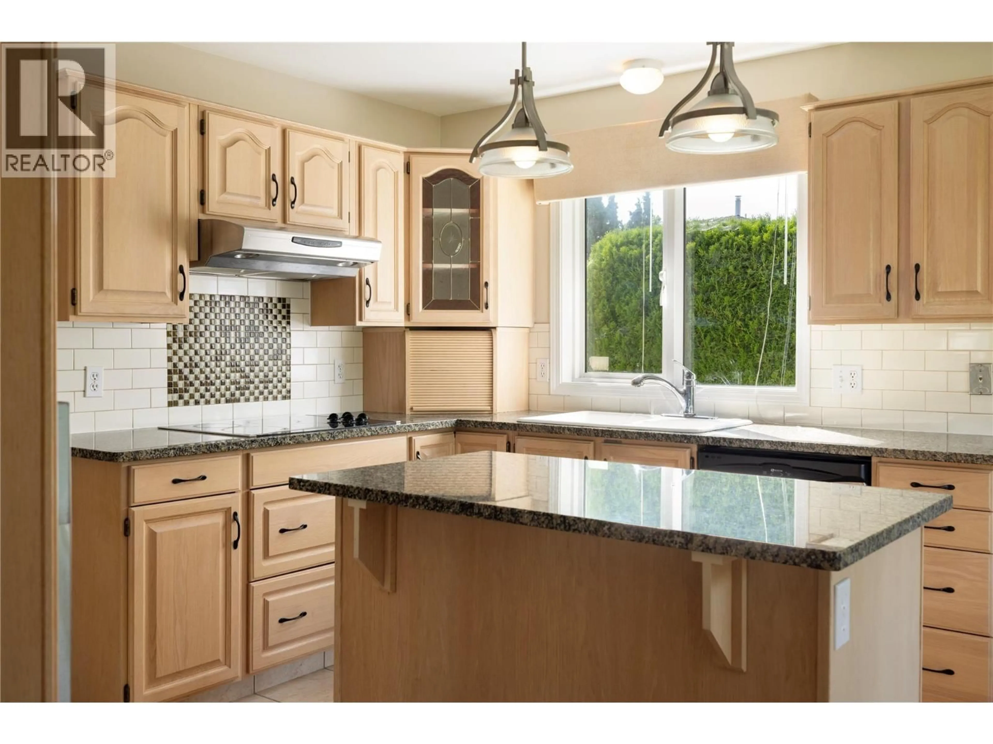 Open concept kitchen, ceramic/tile floor for 44 - 595 YATES ROAD, Kelowna British Columbia V1V1P8