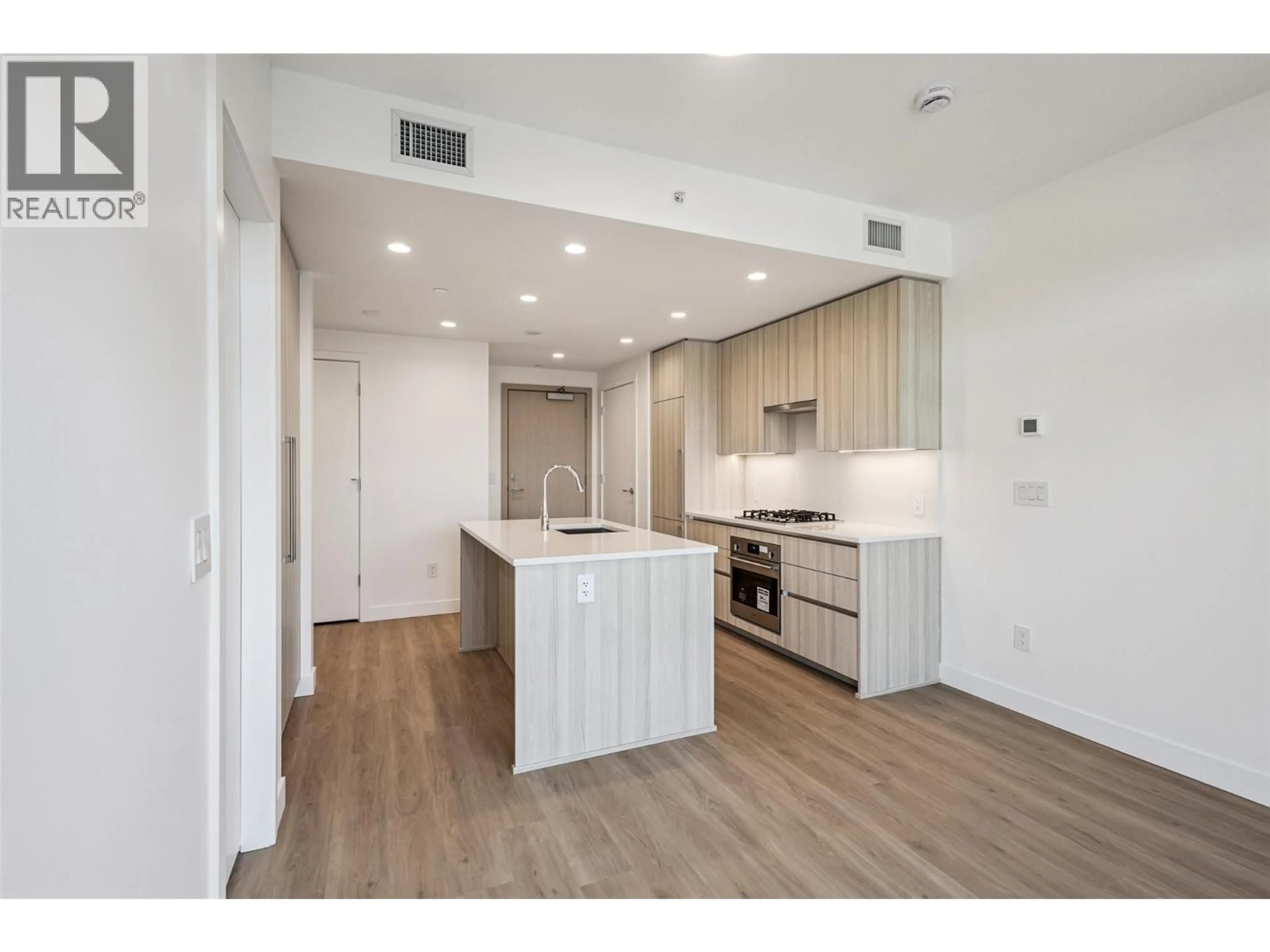Open concept kitchen, wood/laminate floor for 809 - 238 LEON AVENUE, Kelowna British Columbia V1Y0N6