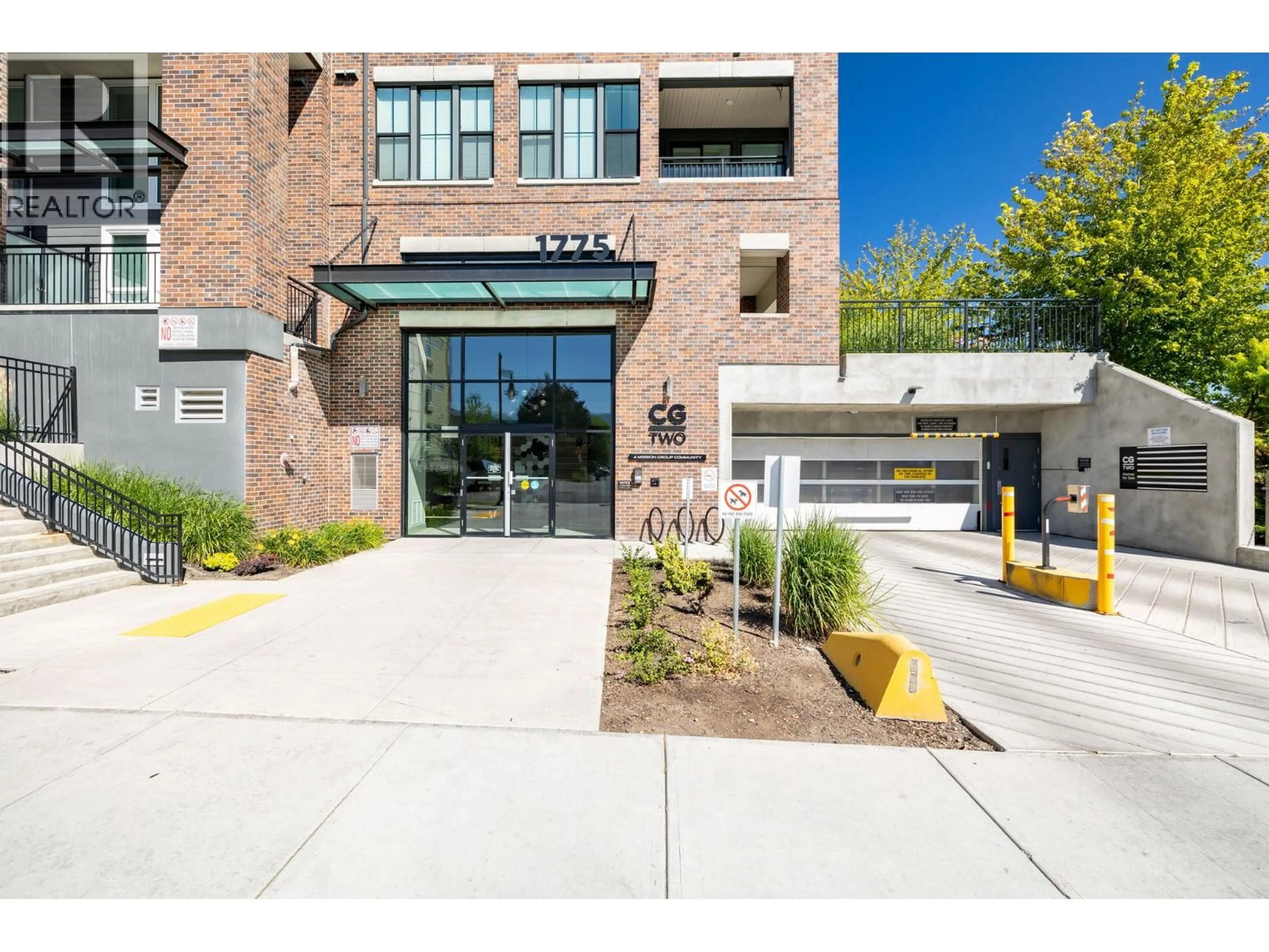 Indoor foyer for 221 - 1775 CHAPMAN PLACE, Kelowna British Columbia V1Y0G3
