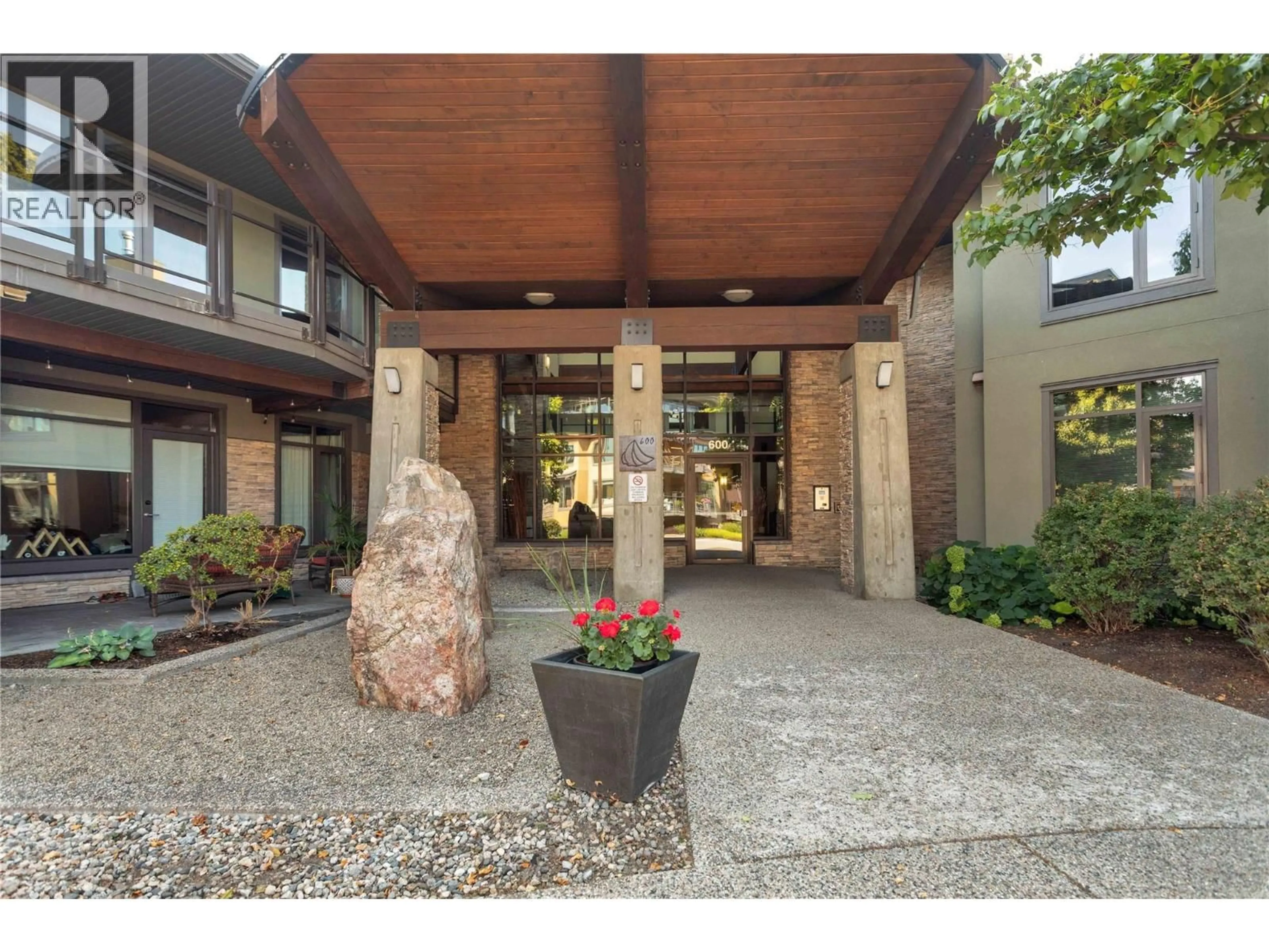 Indoor foyer for 209 - 600 SARSONS ROAD, Kelowna British Columbia V1W5H5