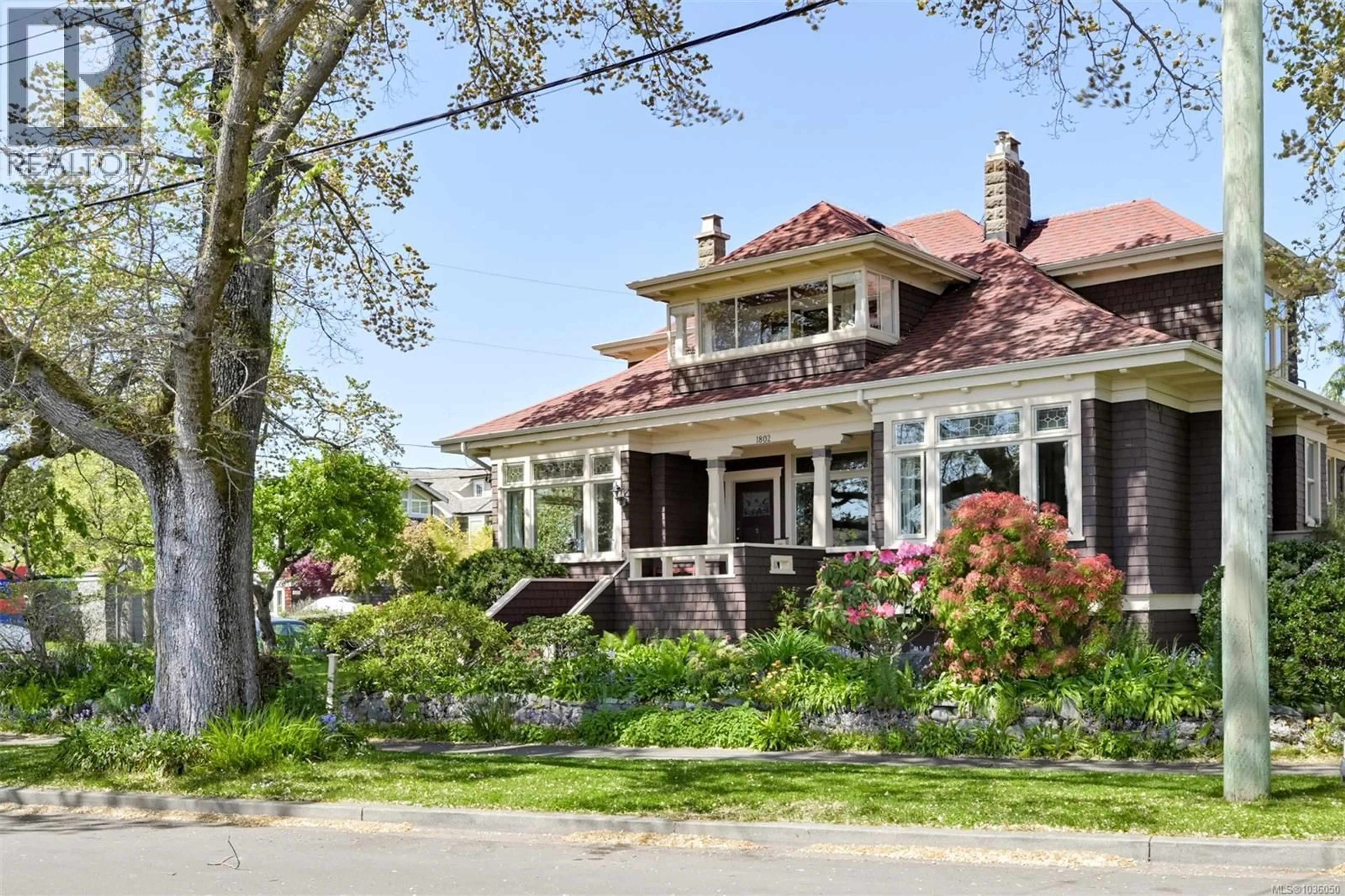 Home with brick exterior material, street for 1802 HOLLYWOOD CRESCENT, Victoria British Columbia V8S1J5
