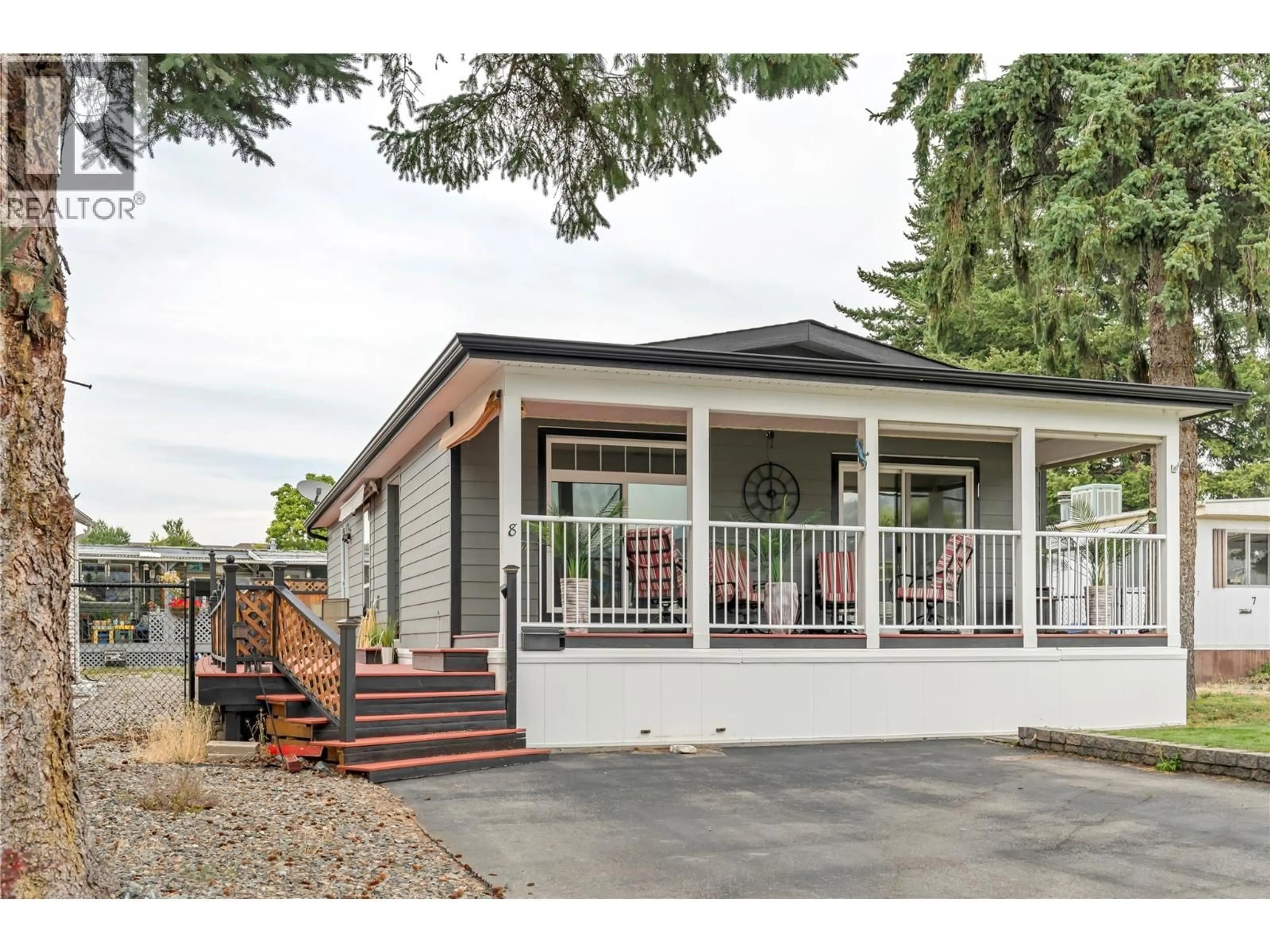 Home with vinyl exterior material, street for 8 - 197 DAUPHIN AVENUE, Penticton British Columbia V2A3S3